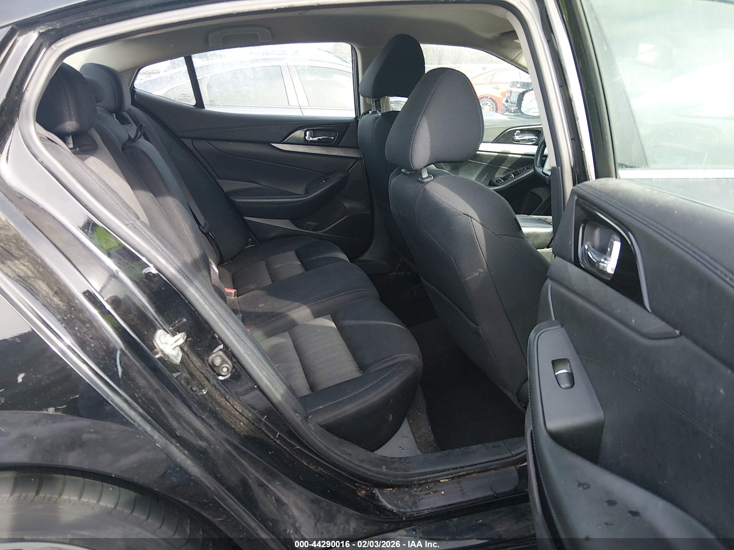 NISSAN MAXIMA image 8
