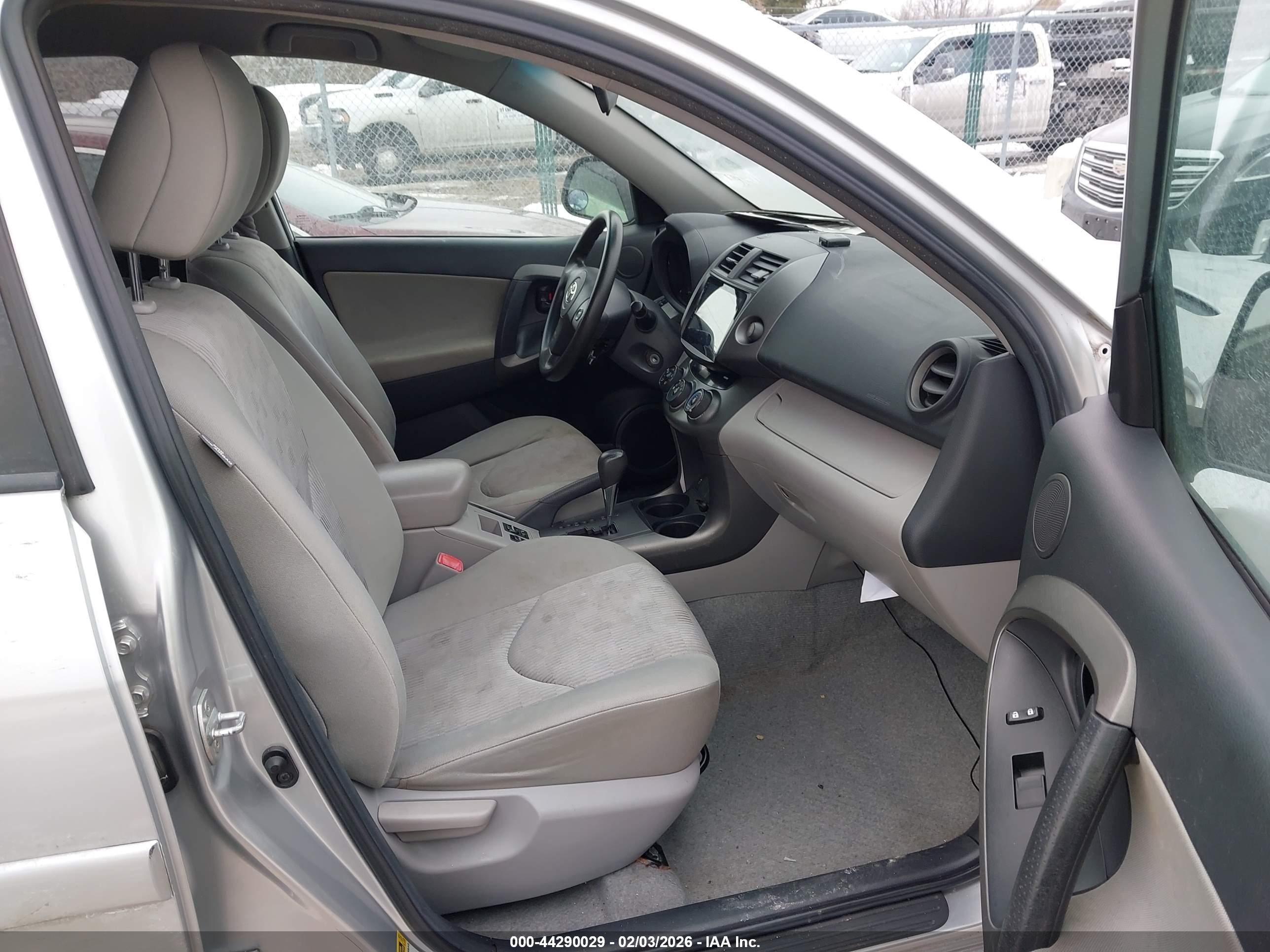 TOYOTA RAV4 image 5