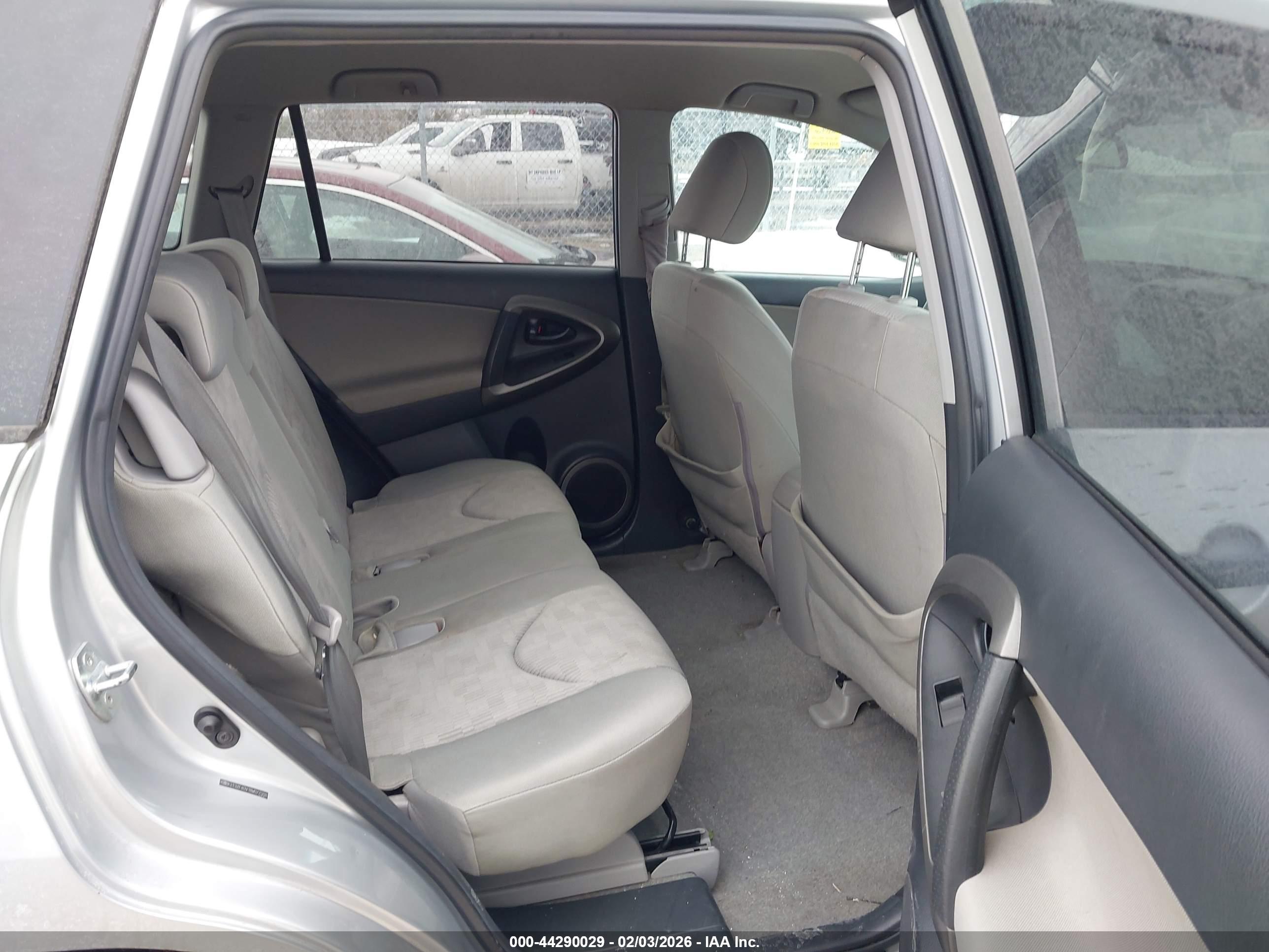 TOYOTA RAV4 image 8