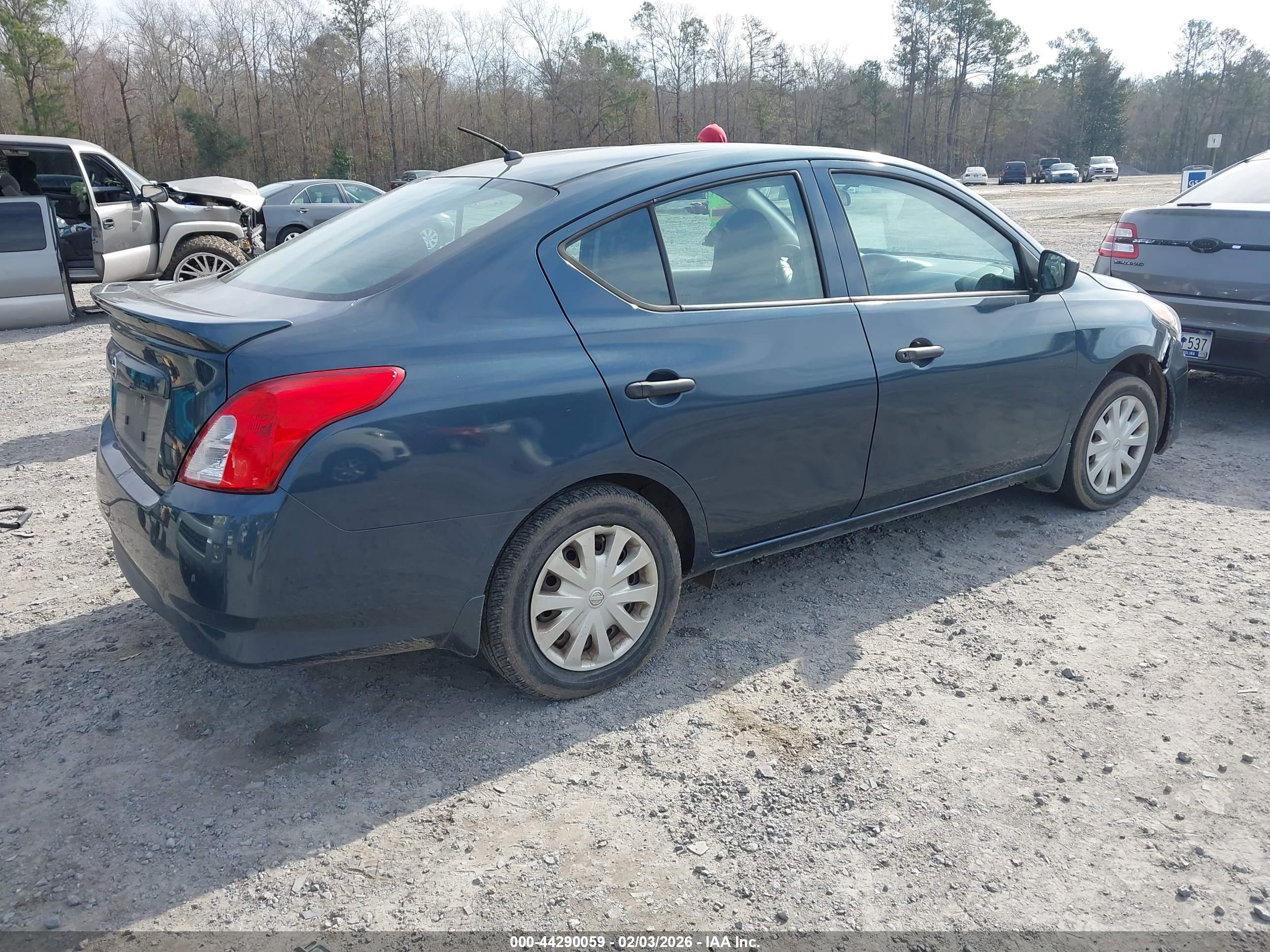 NISSAN VERSA image 4