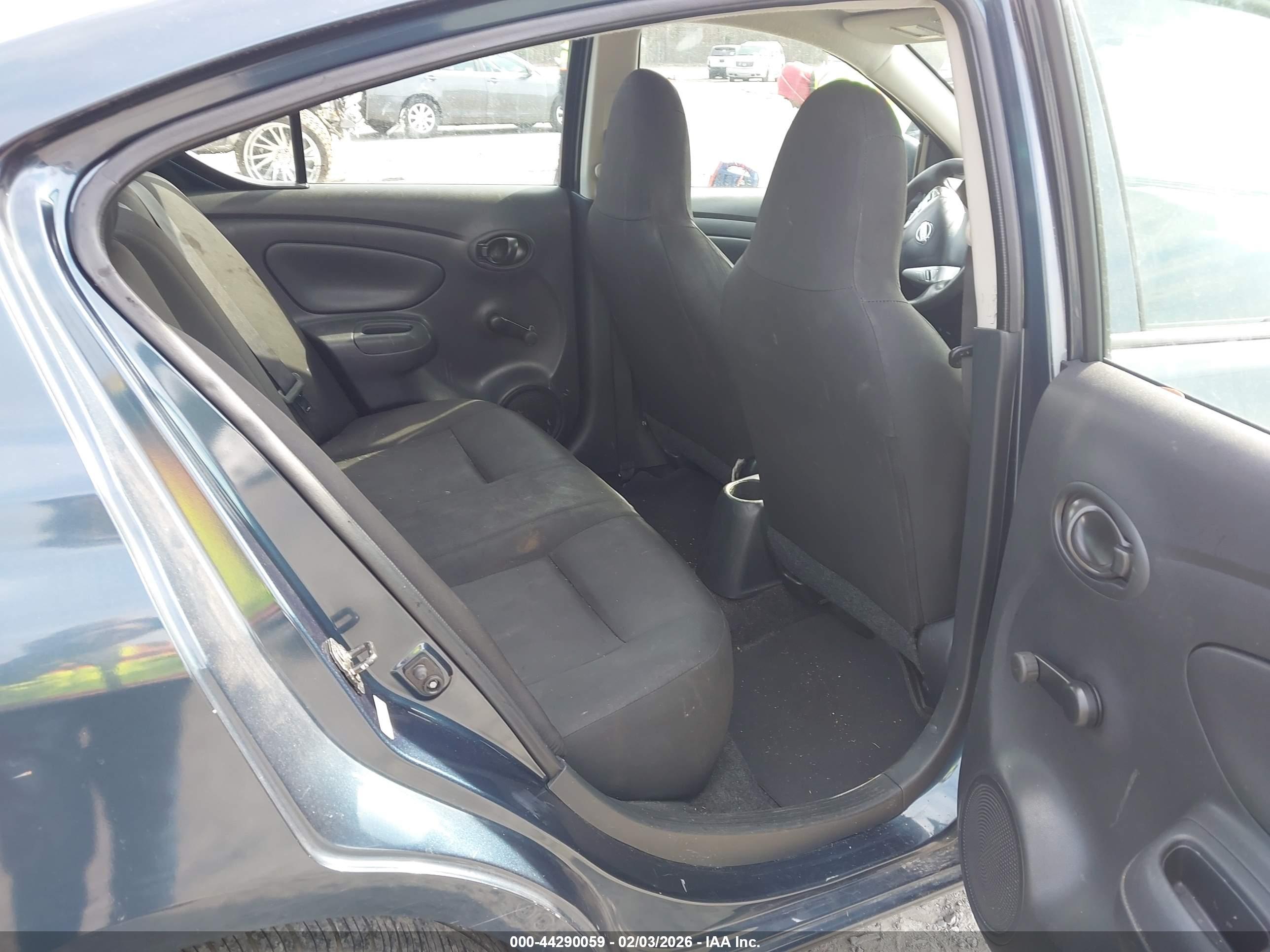 NISSAN VERSA image 8