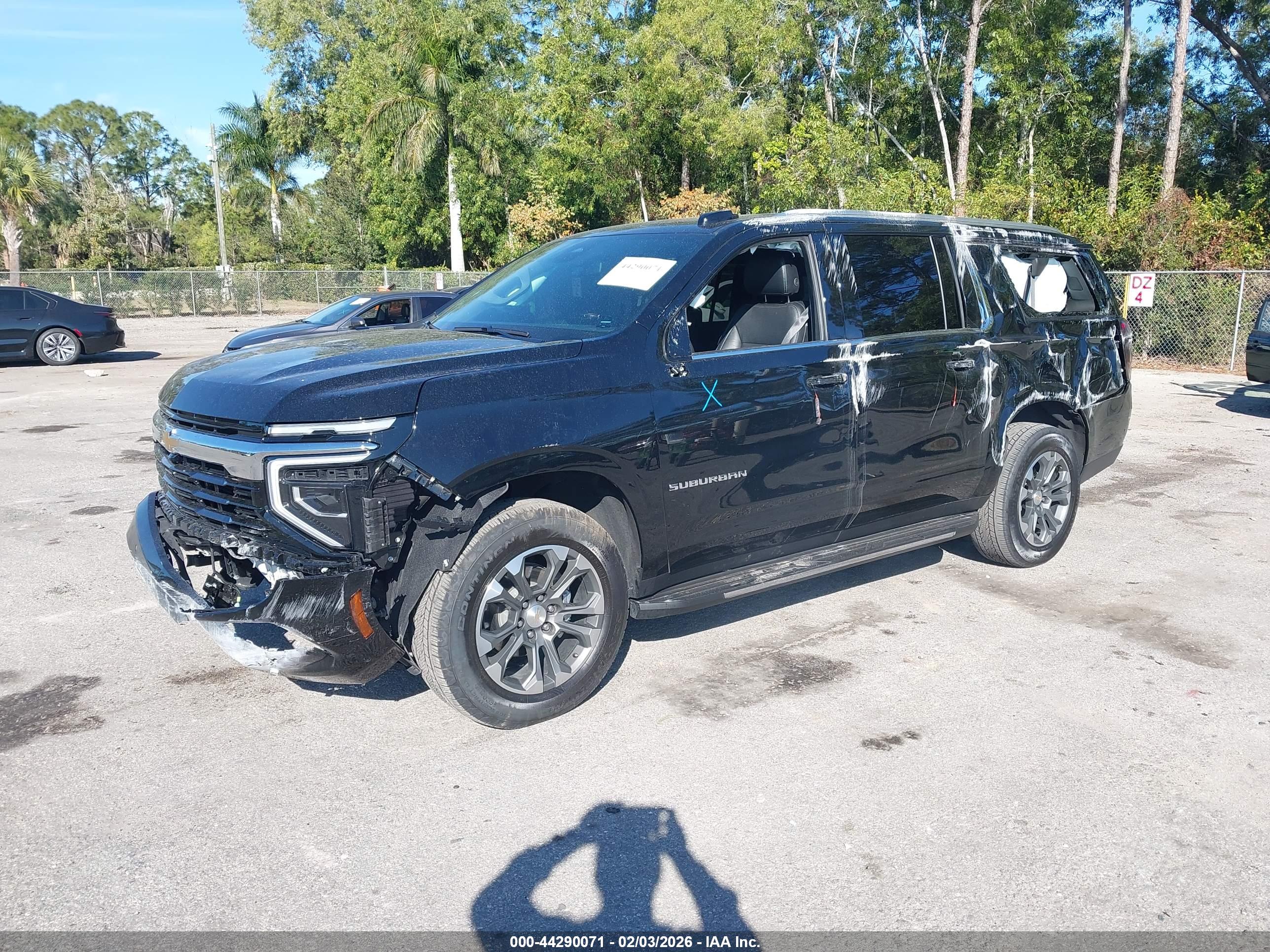 CHEVROLET SUBURBAN image 2