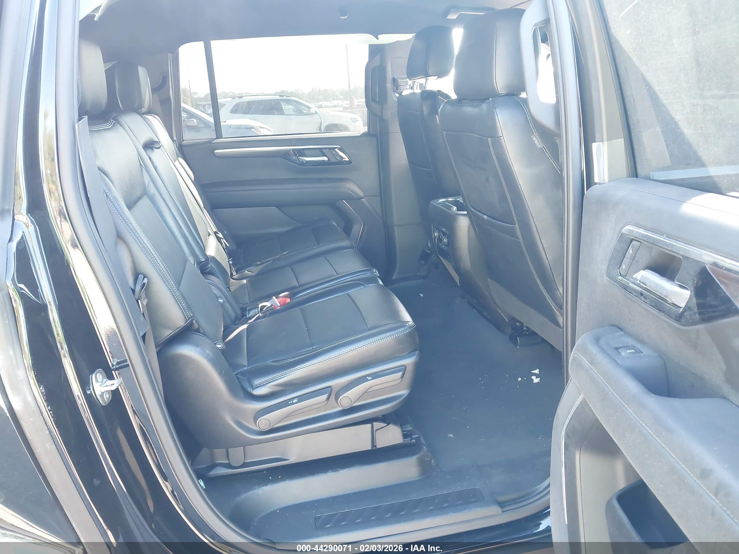 CHEVROLET SUBURBAN image 8
