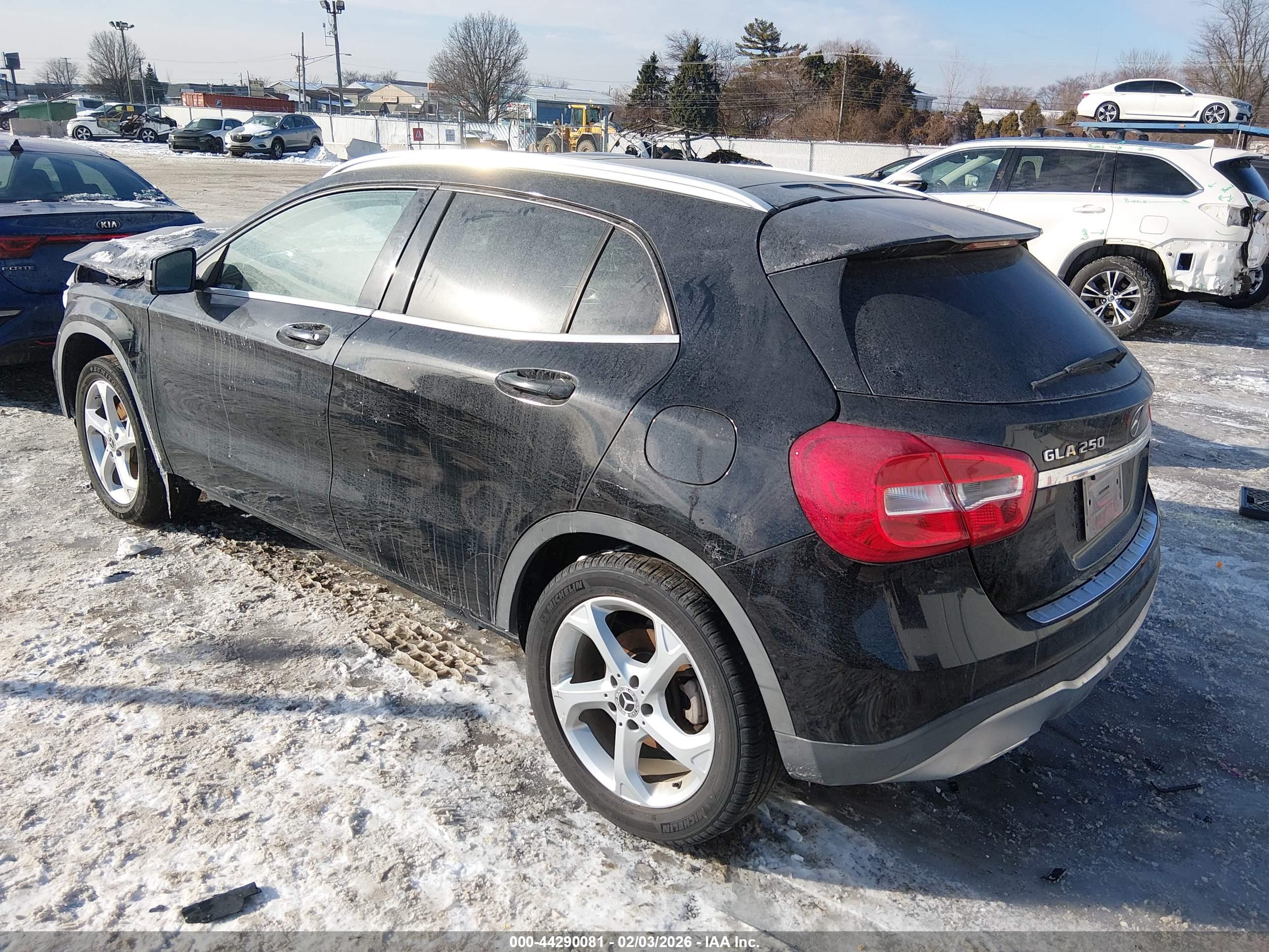 MERCEDES-BENZ GLA image 3