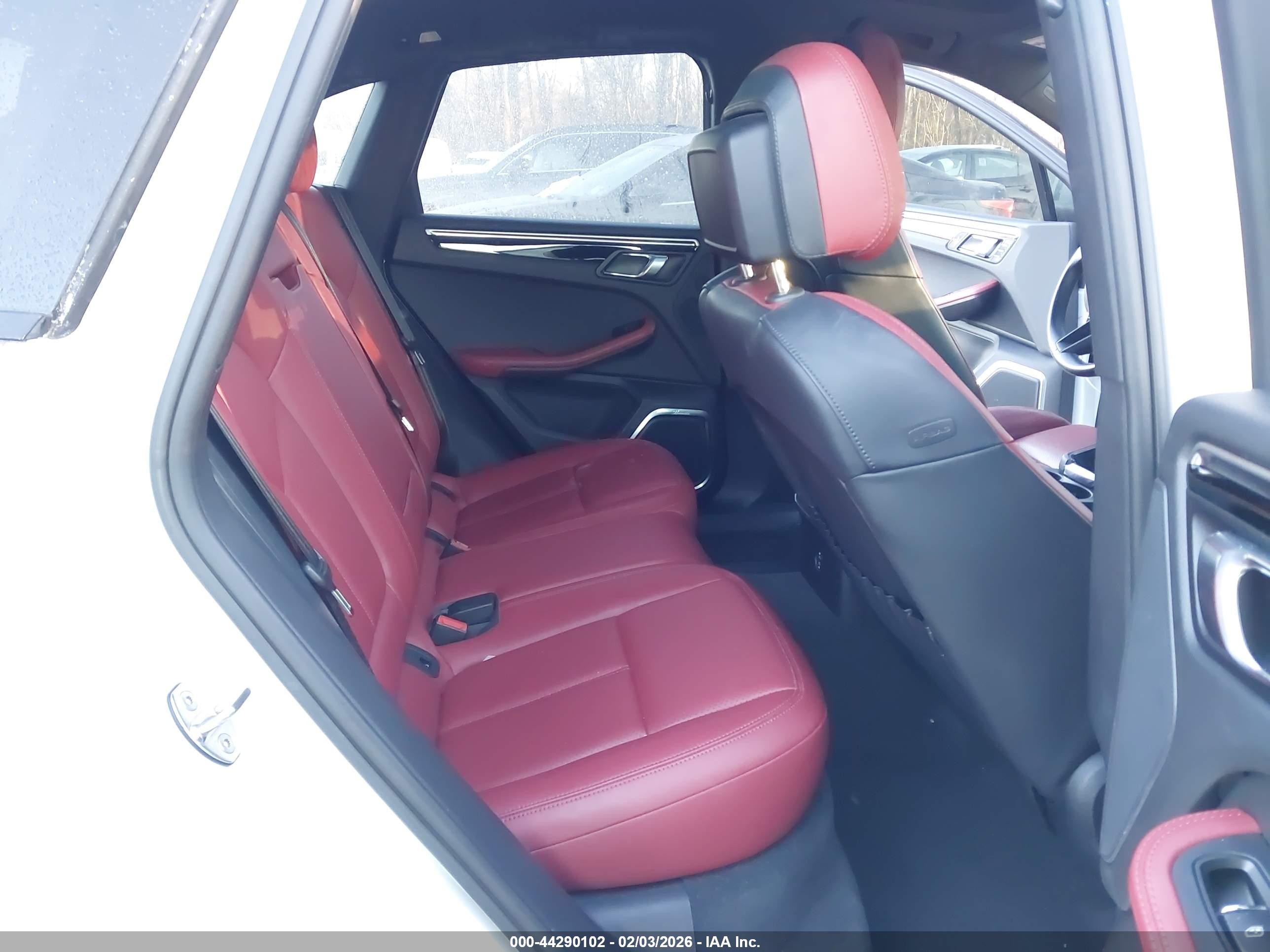 PORSCHE MACAN image 8