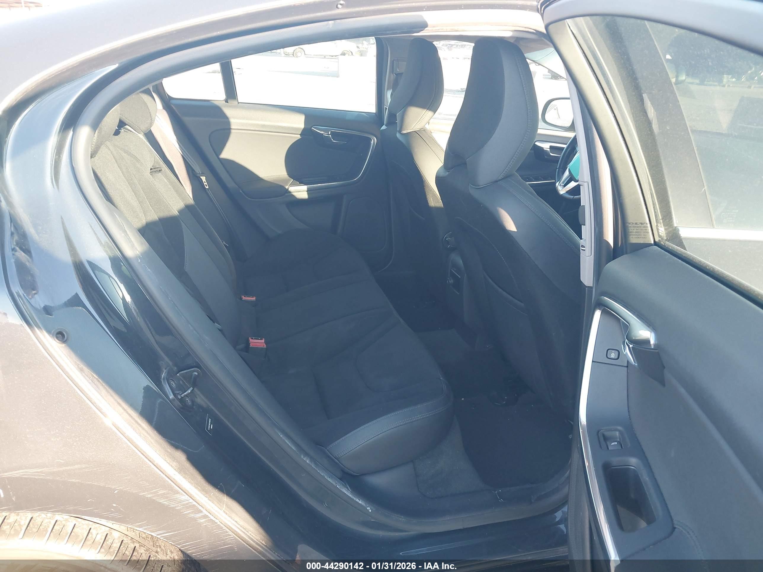 VOLVO S60 image 8
