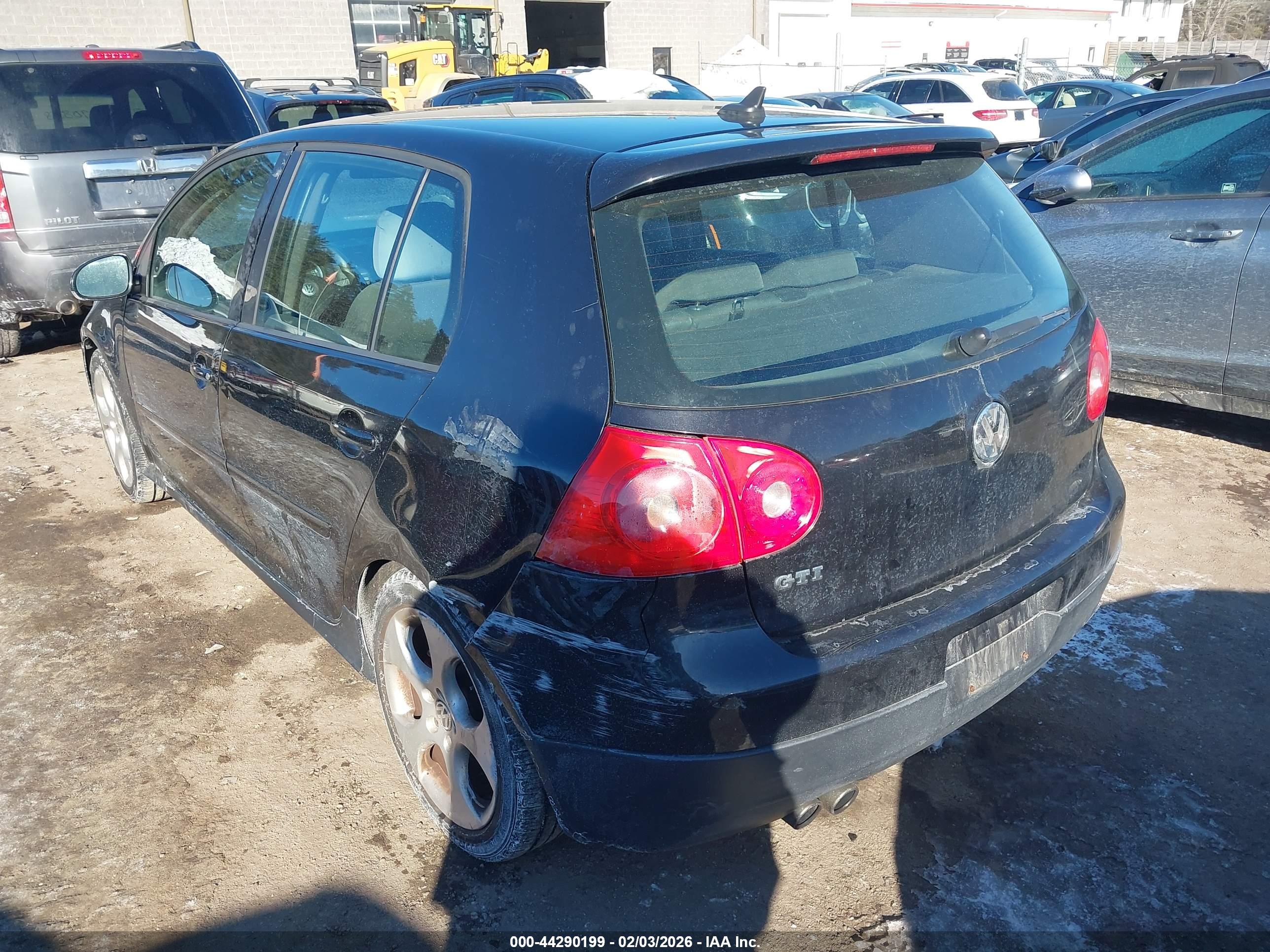 VOLKSWAGEN GTI image 3