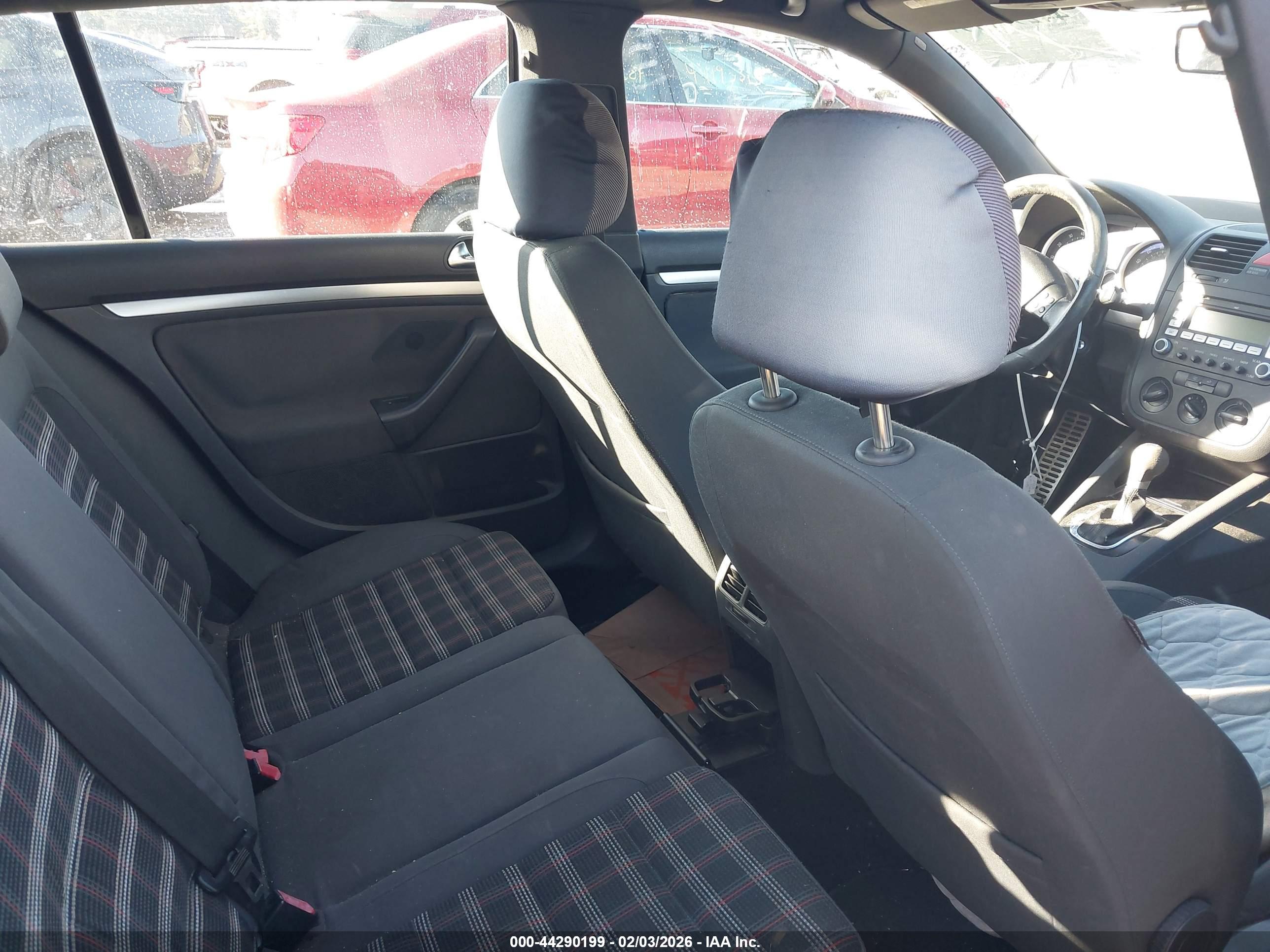 VOLKSWAGEN GTI image 8
