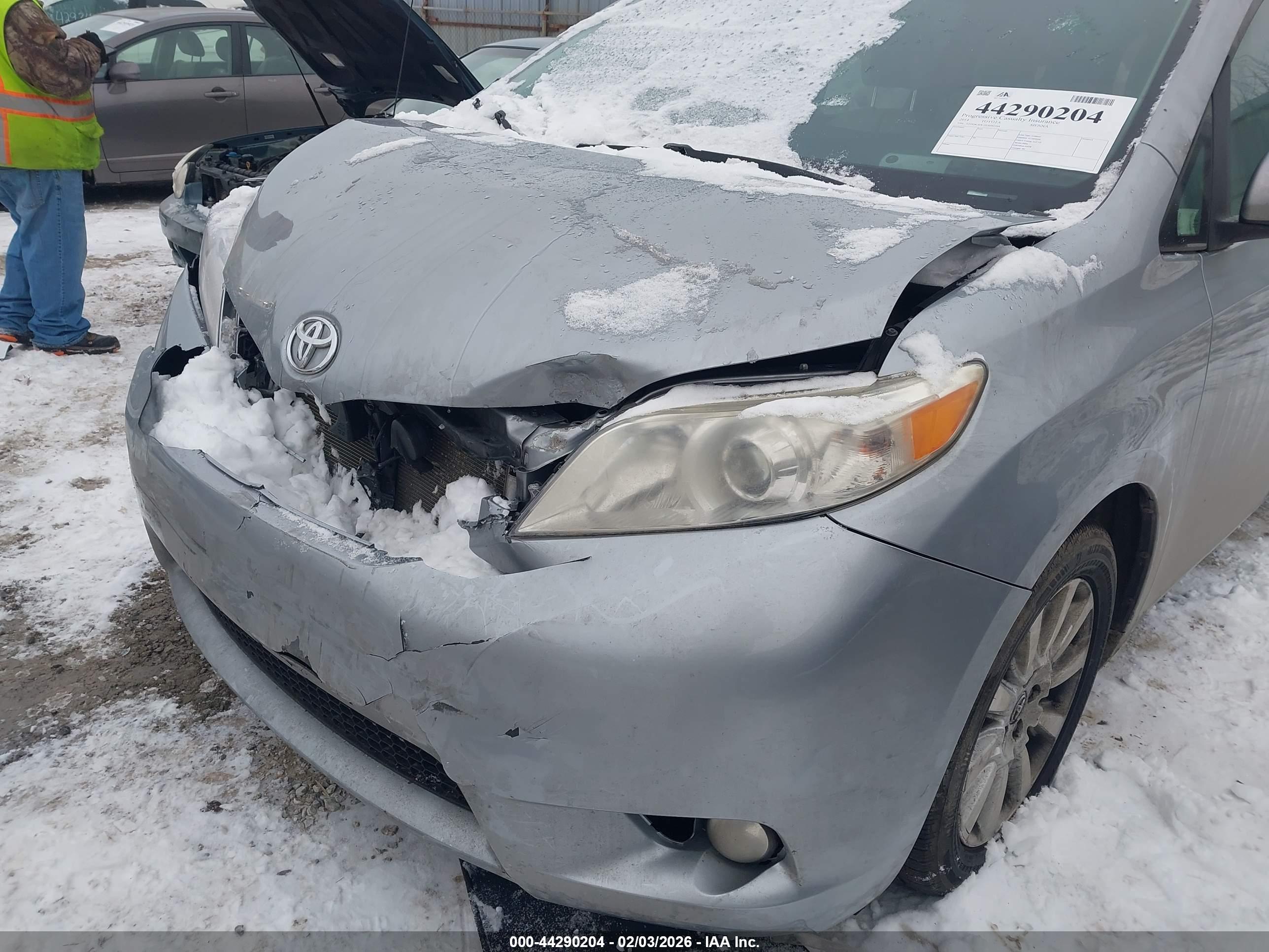 TOYOTA SIENNA image 6