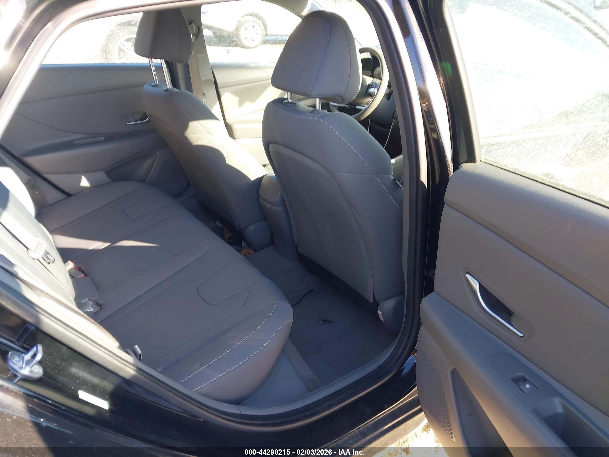 HYUNDAI ELANTRA image 8