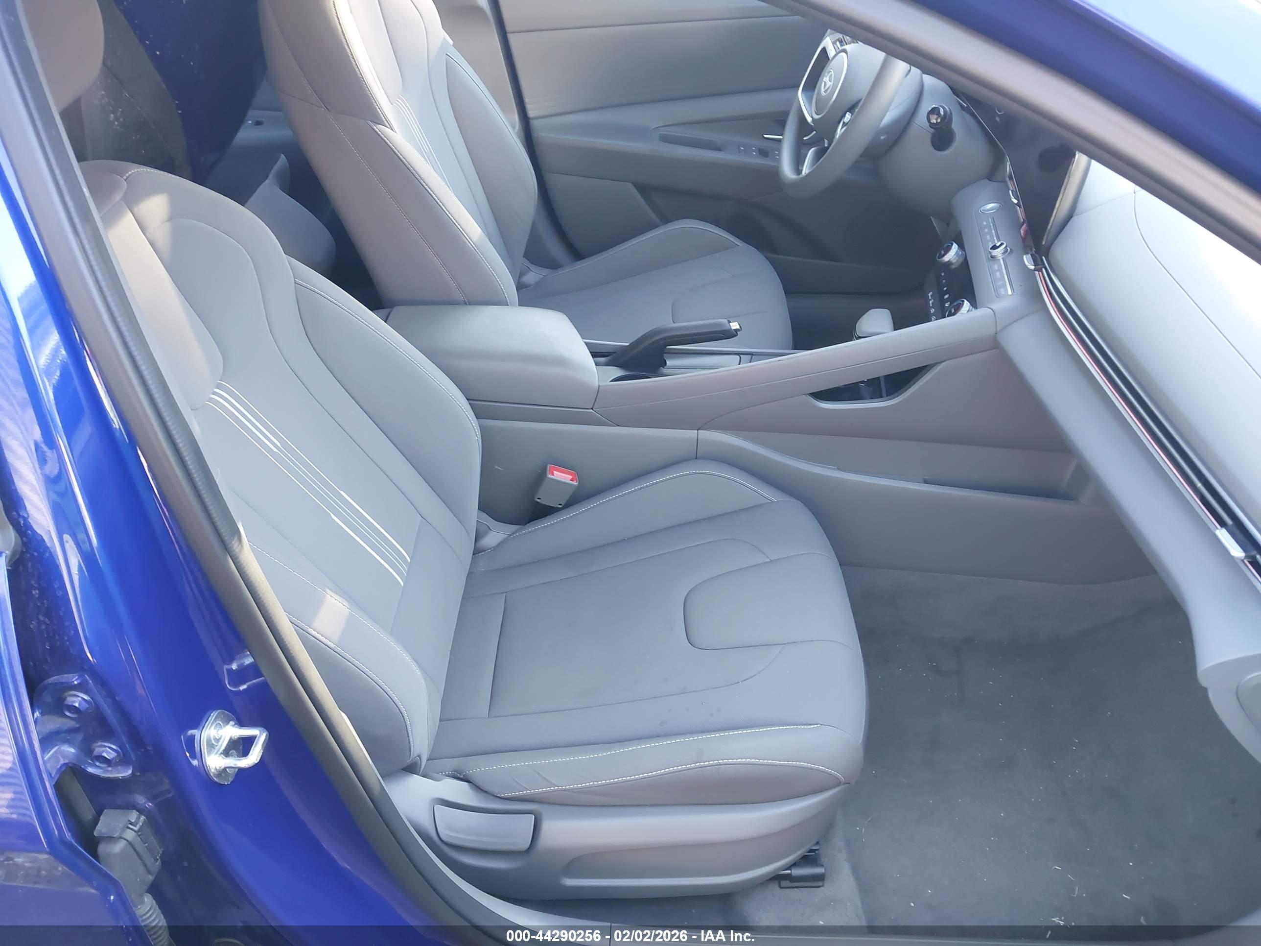 HYUNDAI ELANTRA image 5