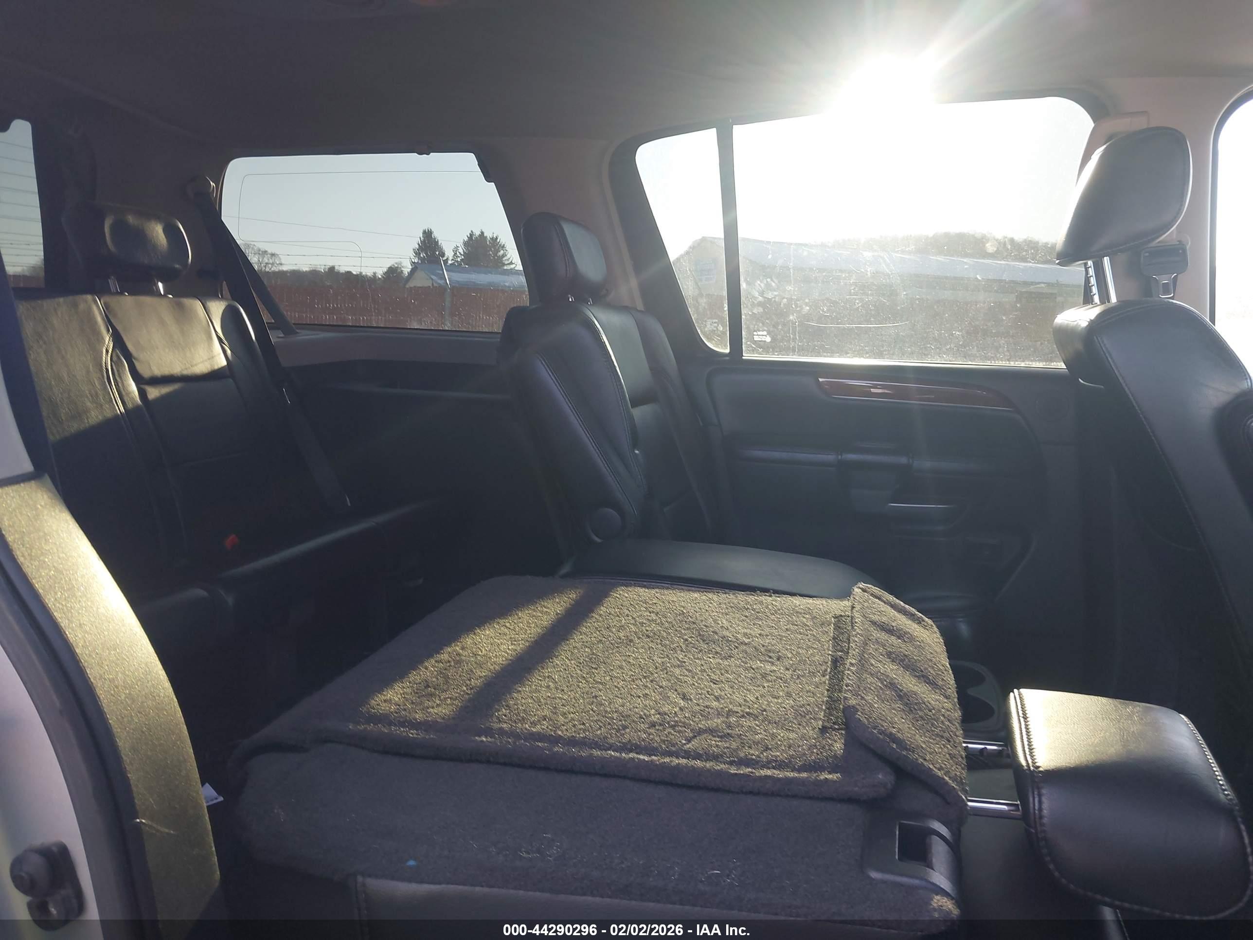INFINITI QX56 image 8