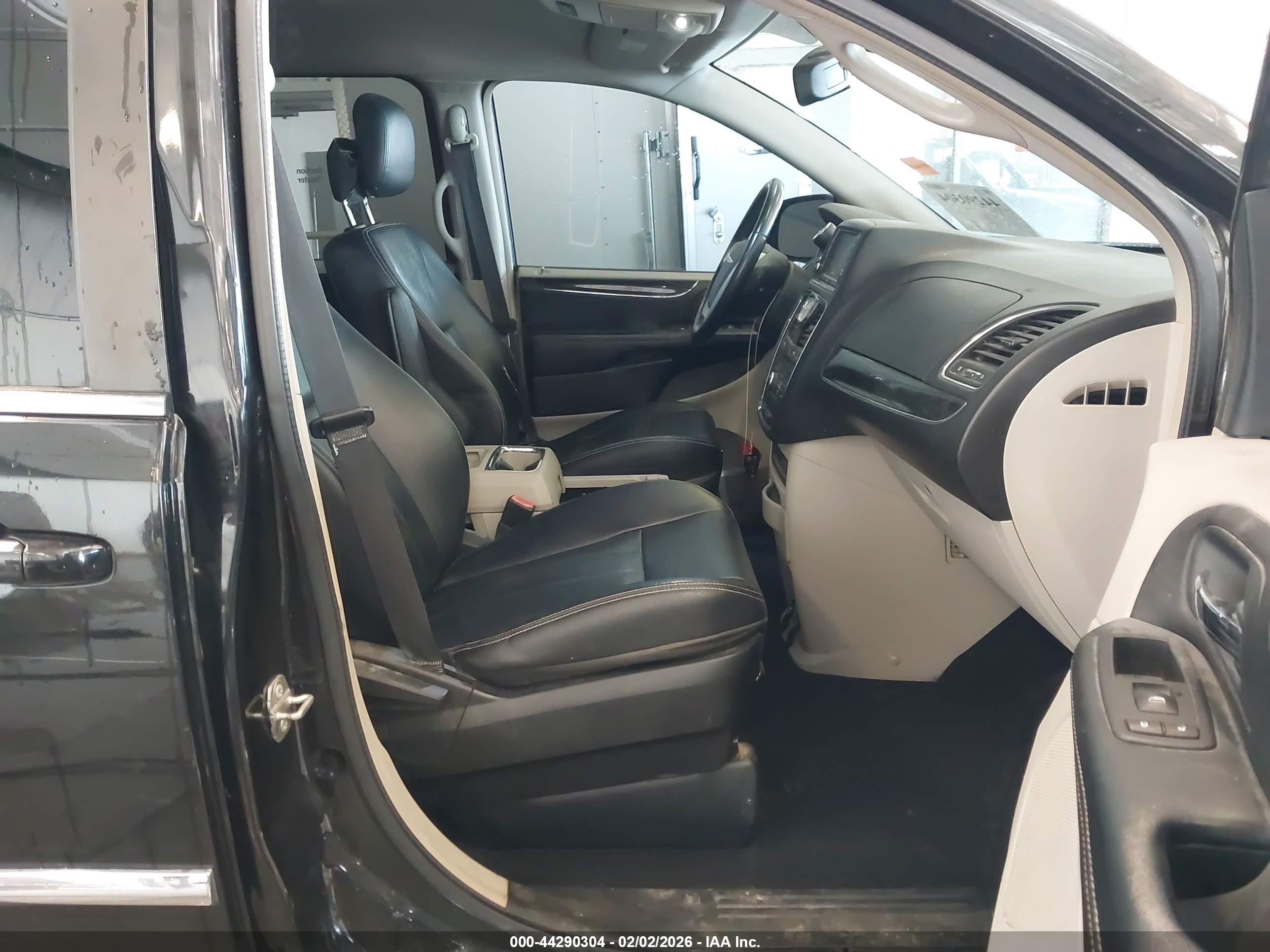 CHRYSLER TOWN image 5
