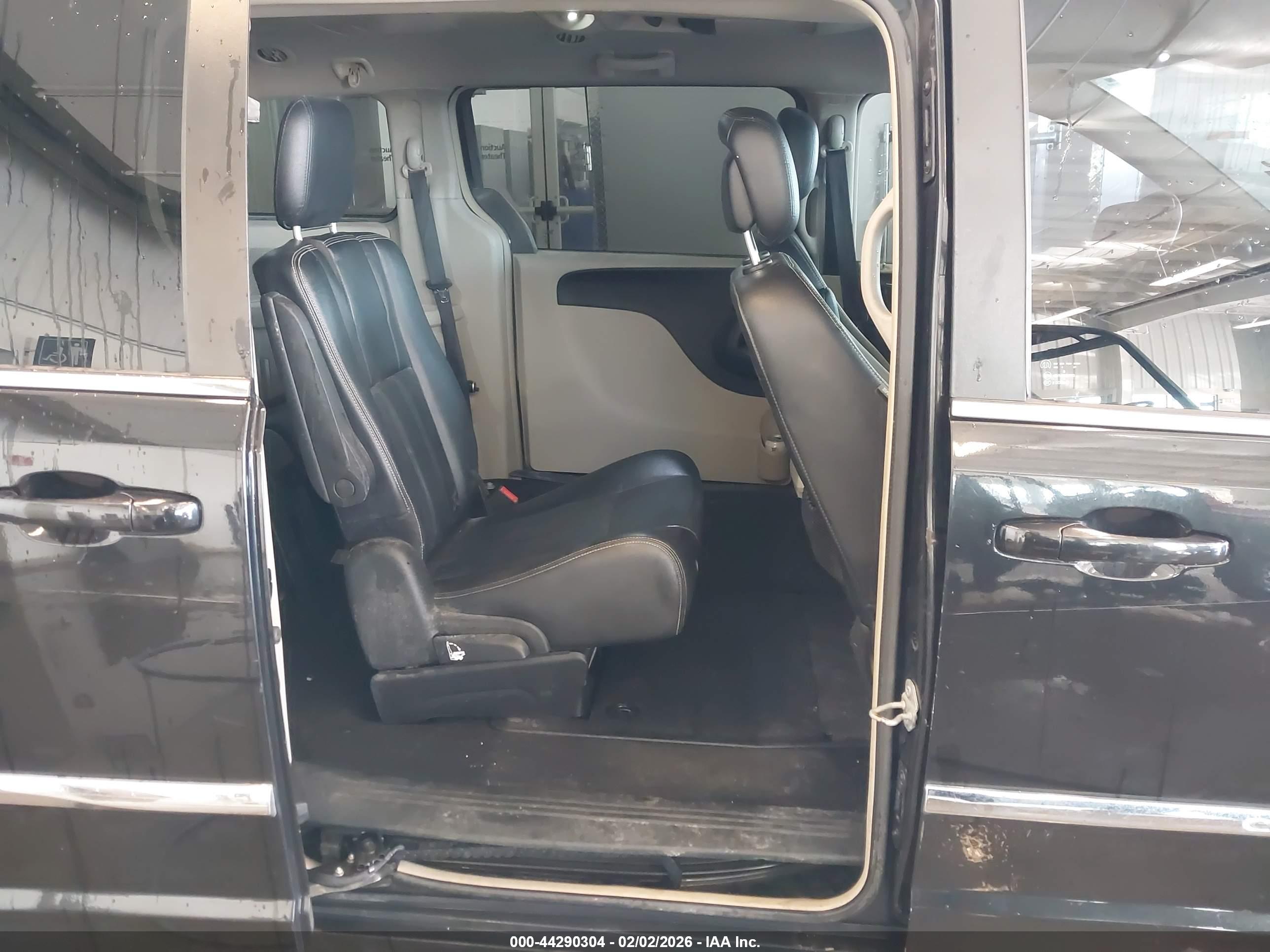 CHRYSLER TOWN image 8