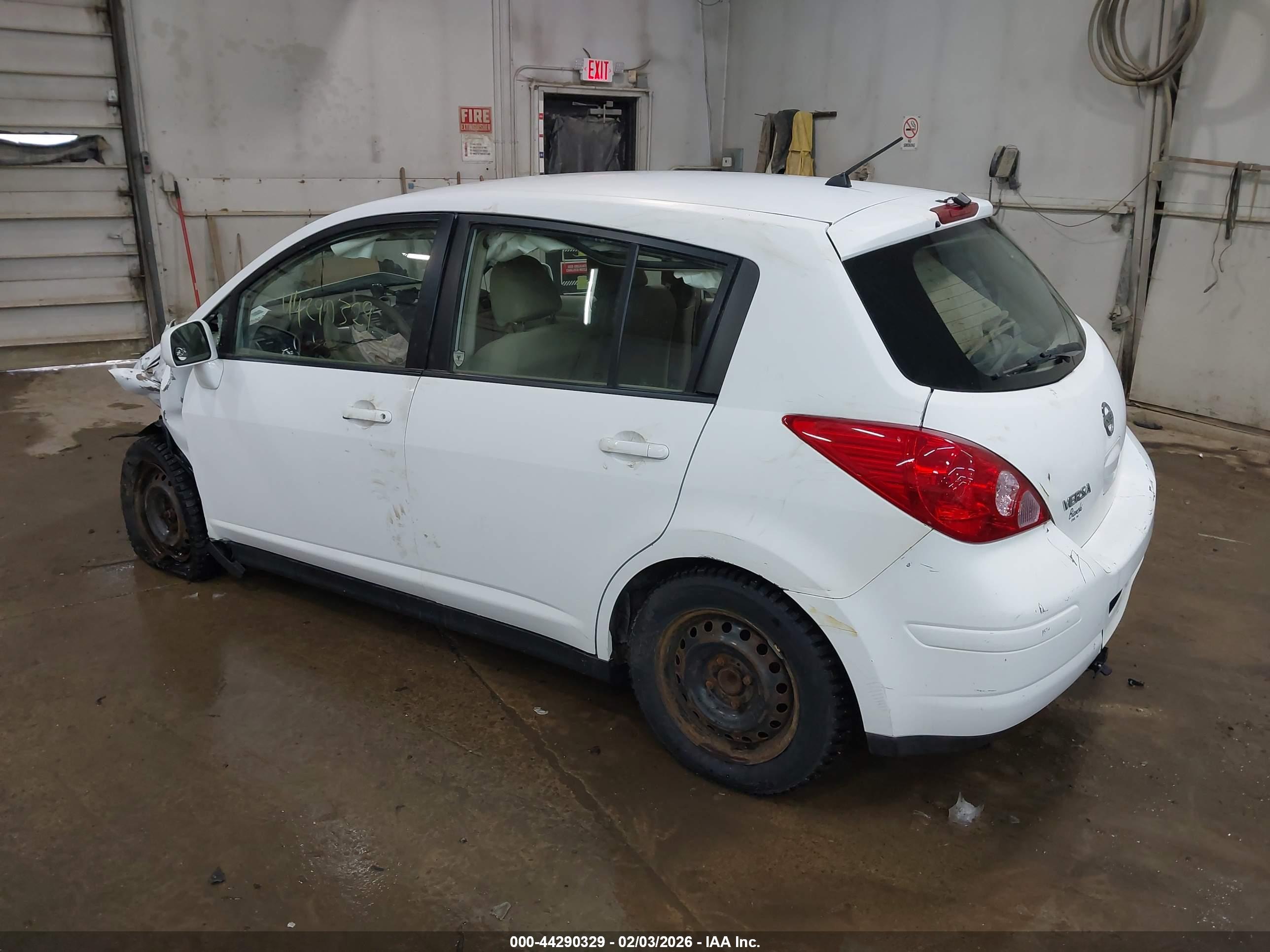NISSAN VERSA image 3