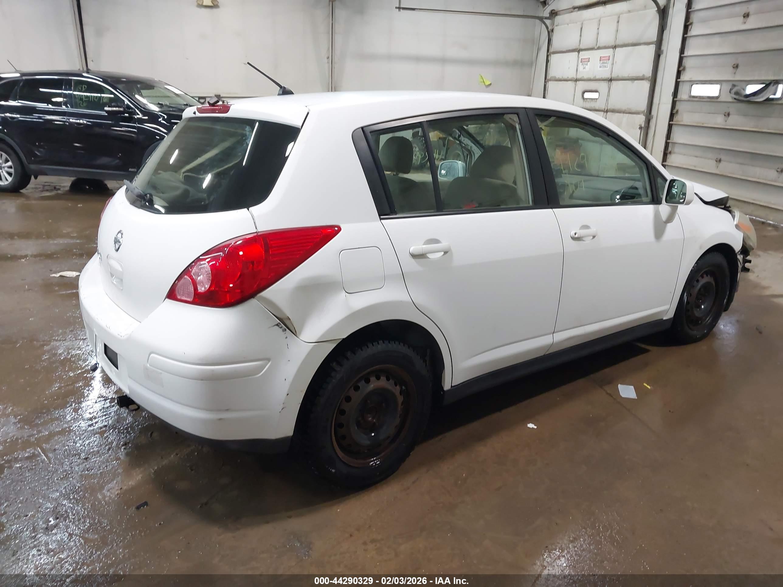 NISSAN VERSA image 4