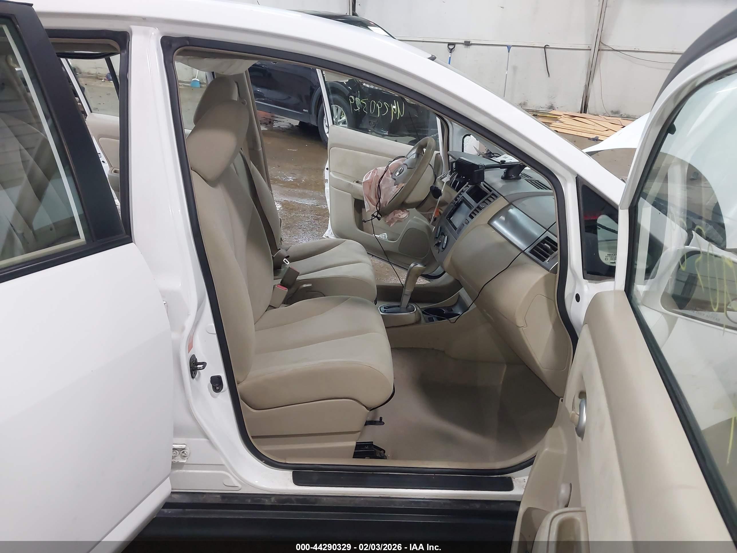 NISSAN VERSA image 5