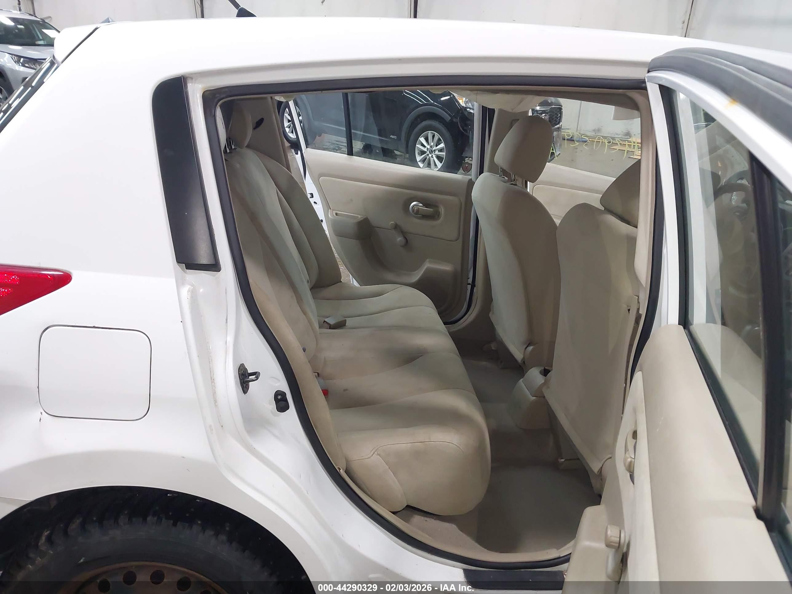 NISSAN VERSA image 8