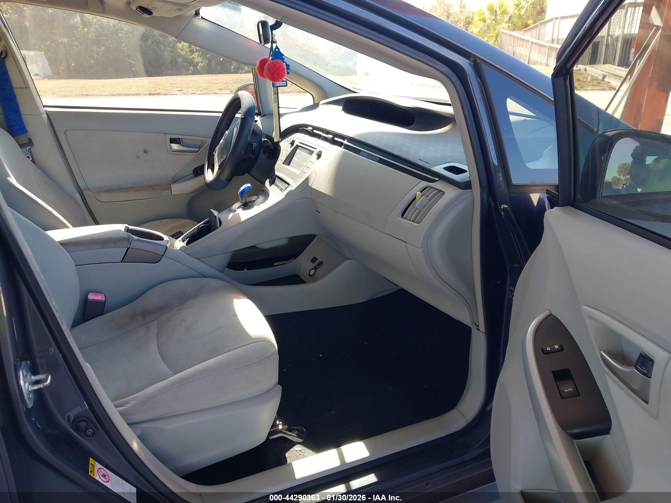 TOYOTA PRIUS image 5