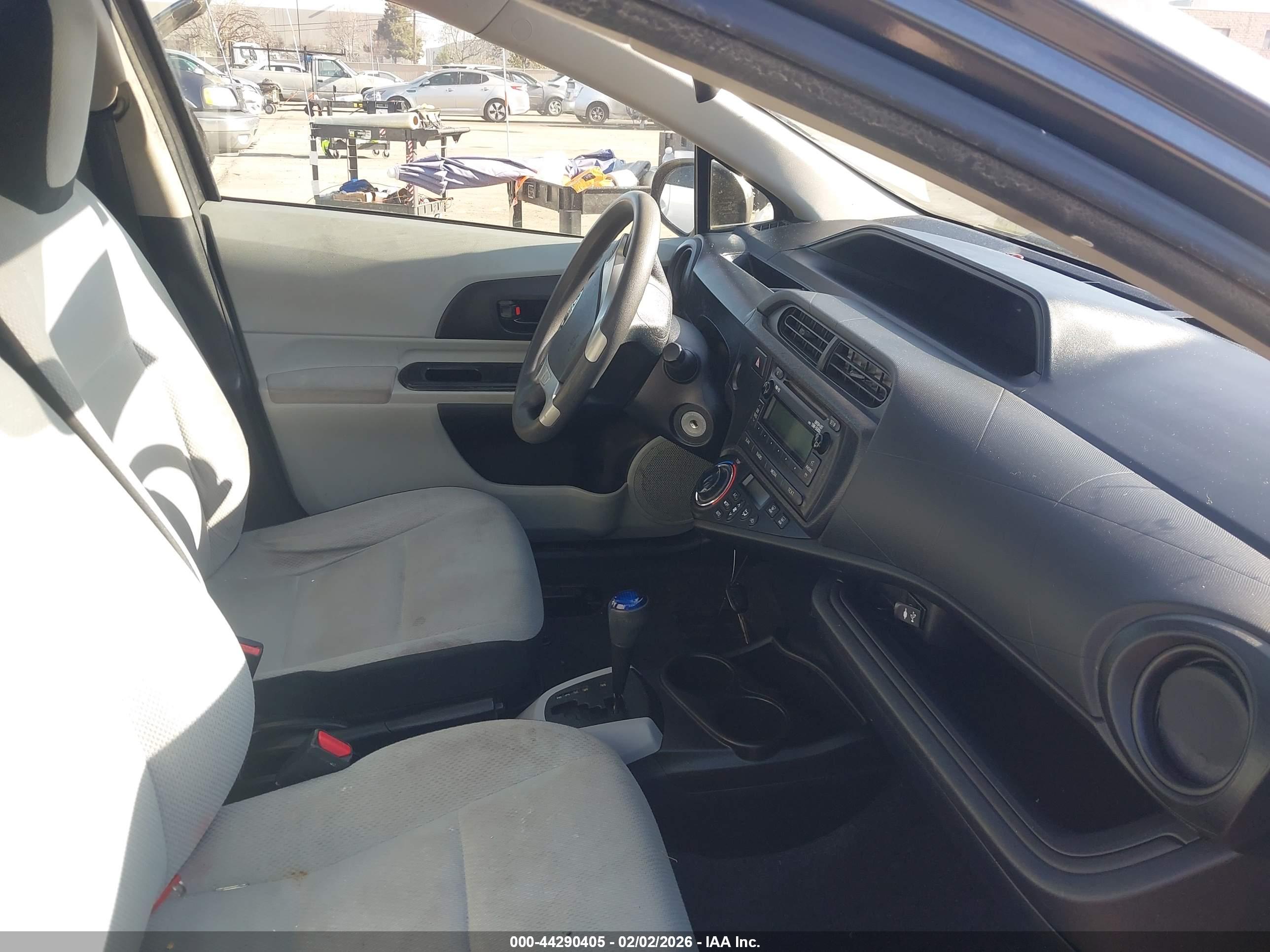 TOYOTA PRIUS image 5