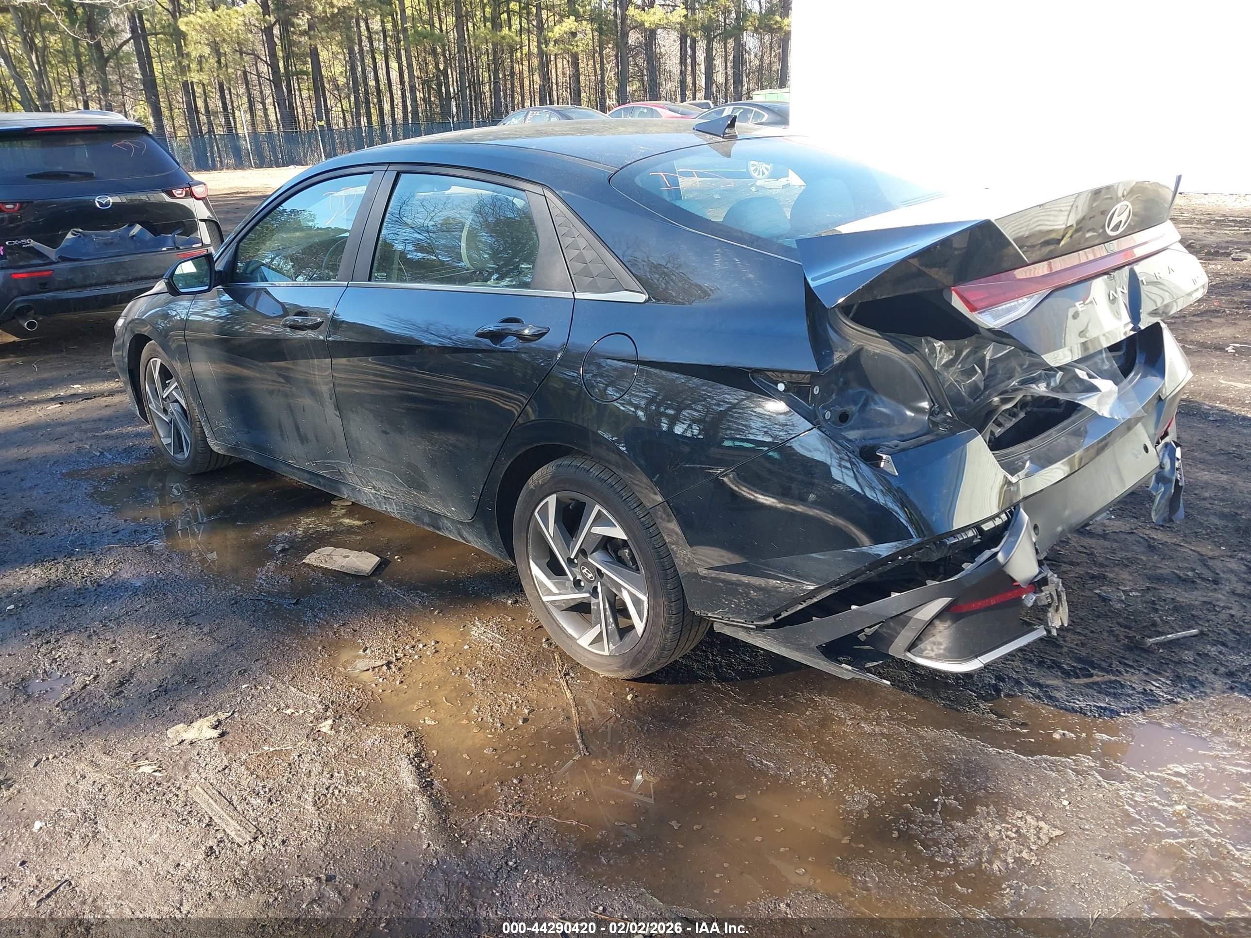 HYUNDAI ELANTRA image 3