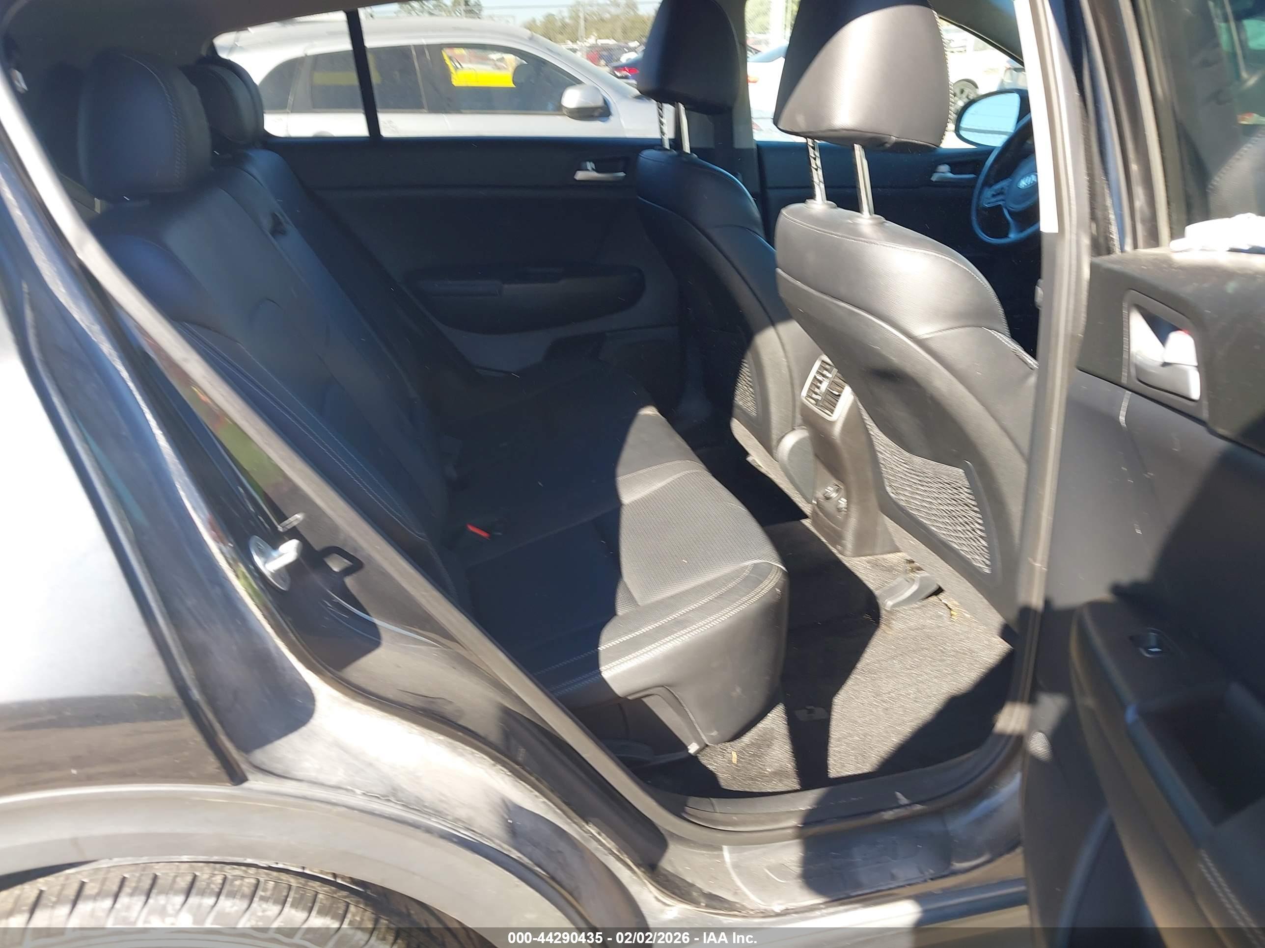 KIA SPORTAGE image 8
