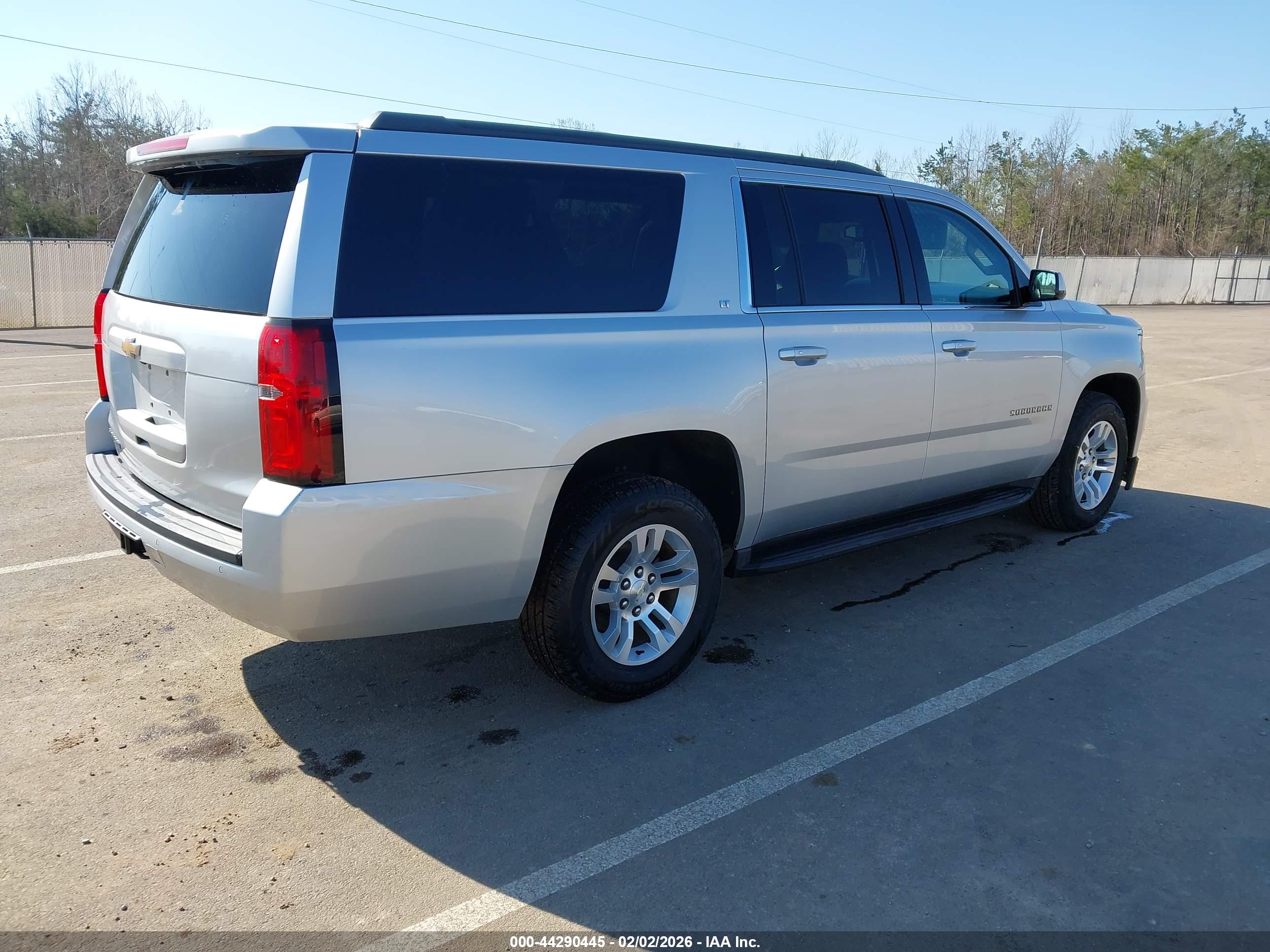 CHEVROLET SUBURBAN image 4