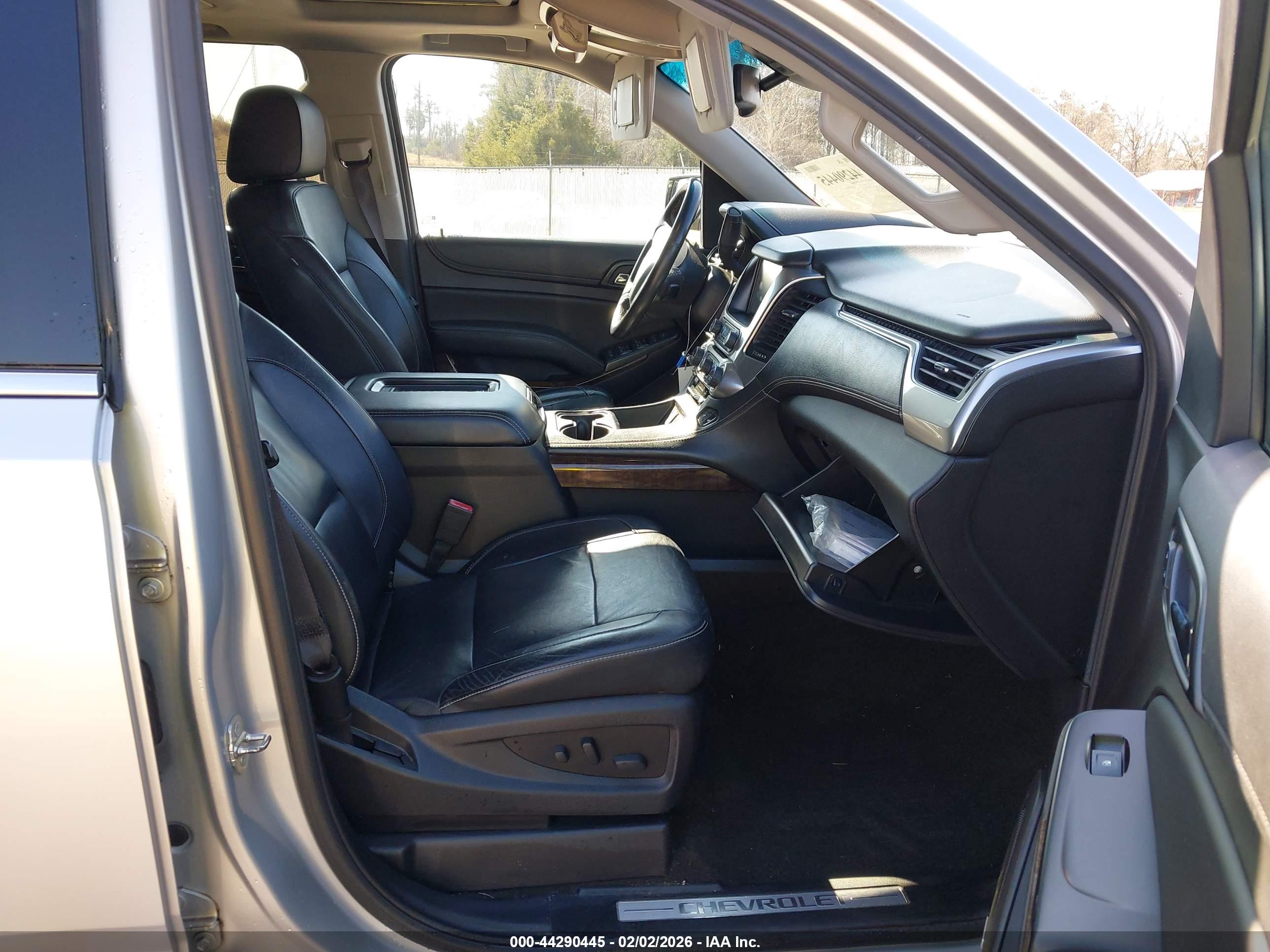 CHEVROLET SUBURBAN image 5