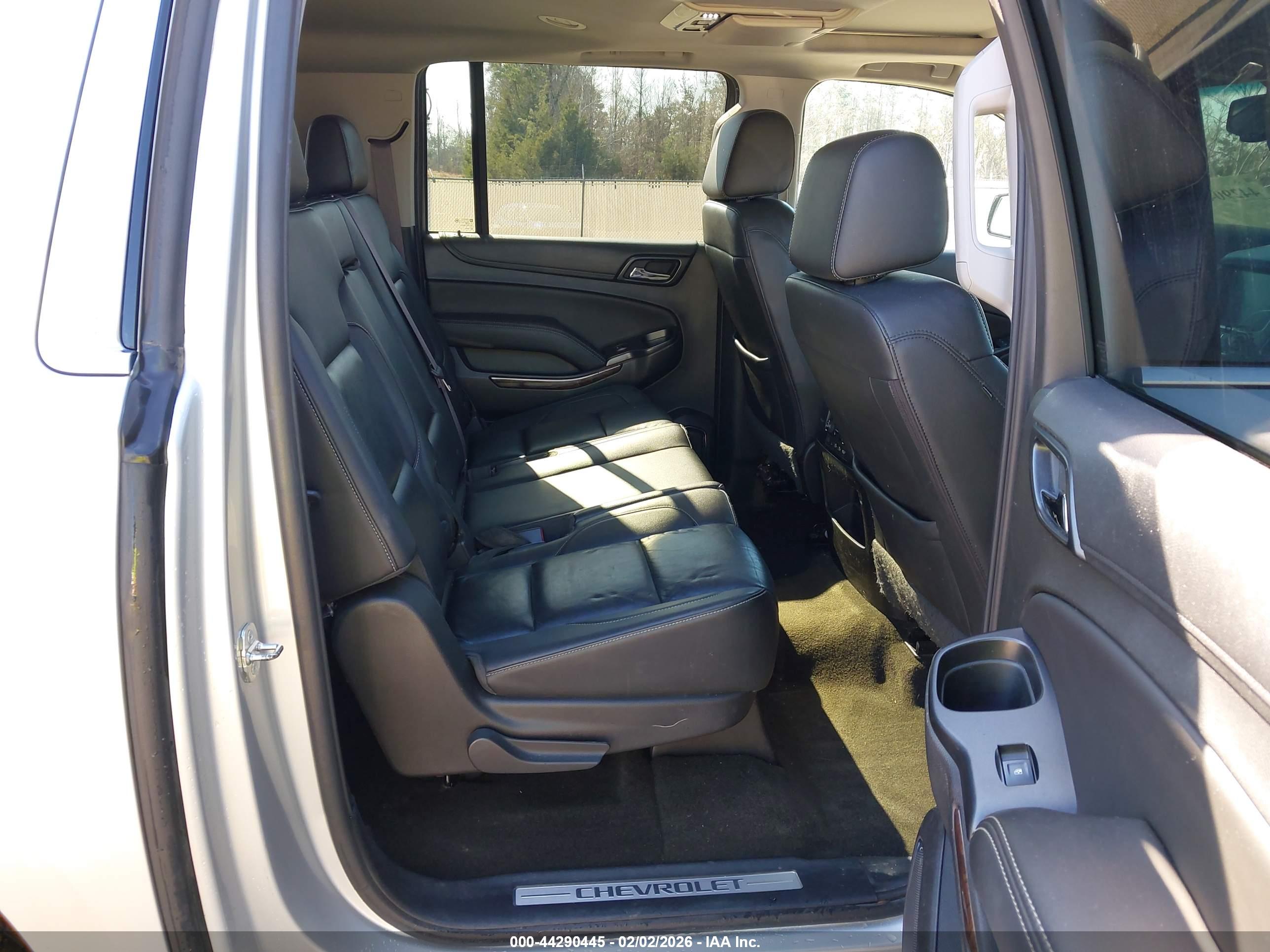 CHEVROLET SUBURBAN image 8