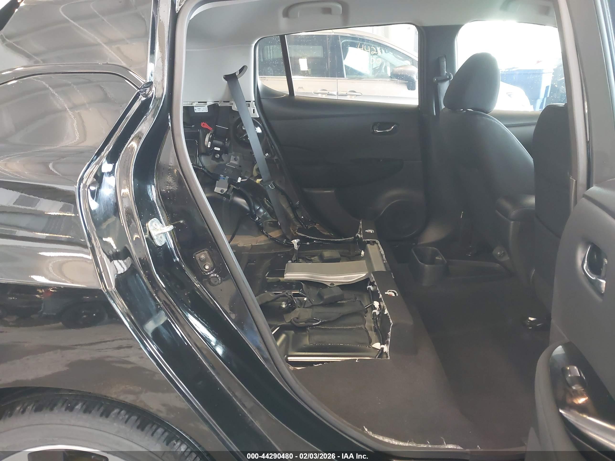 NISSAN LEAF image 8
