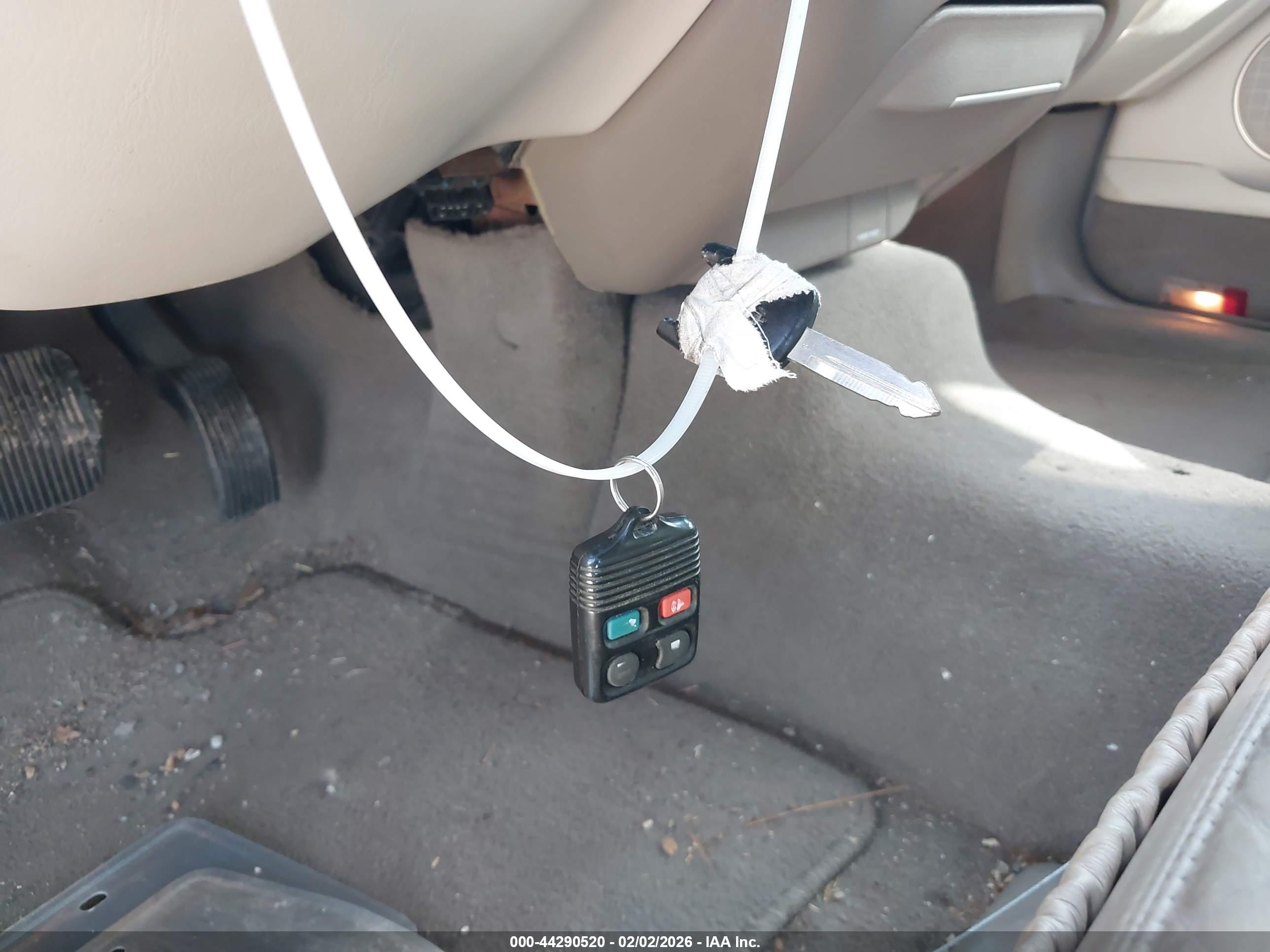 LINCOLN TOWN image 11