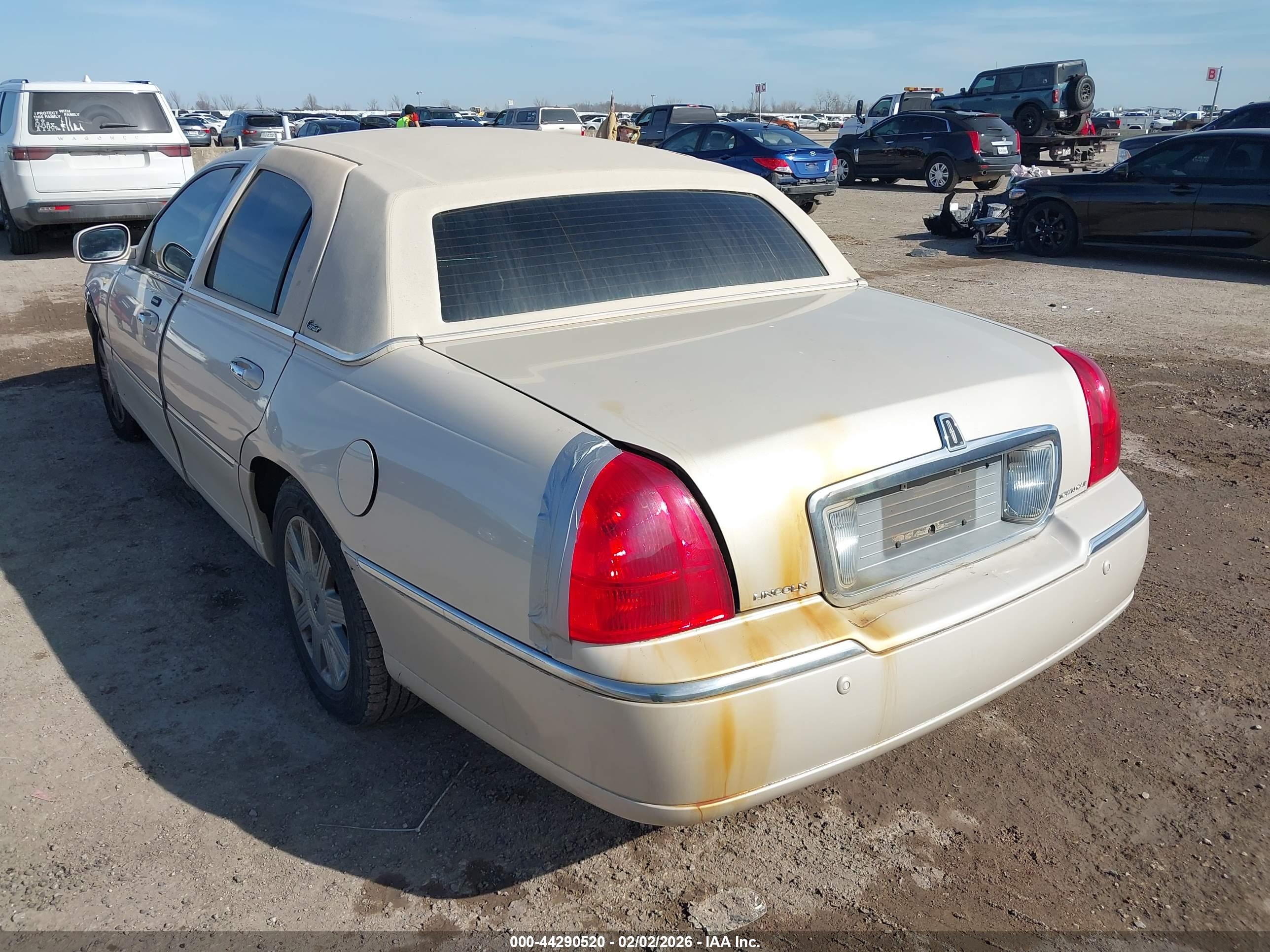 LINCOLN TOWN image 3