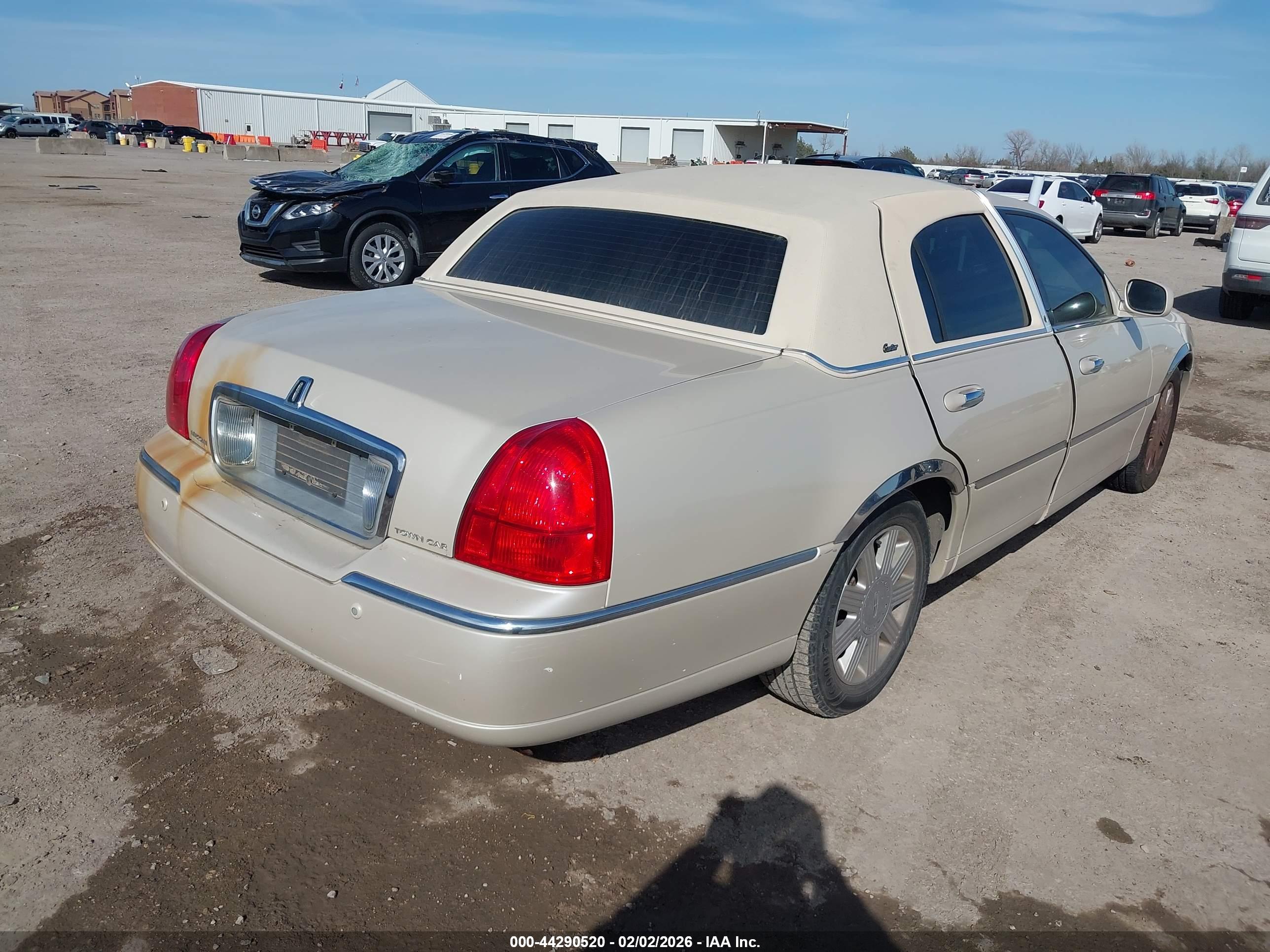LINCOLN TOWN image 4