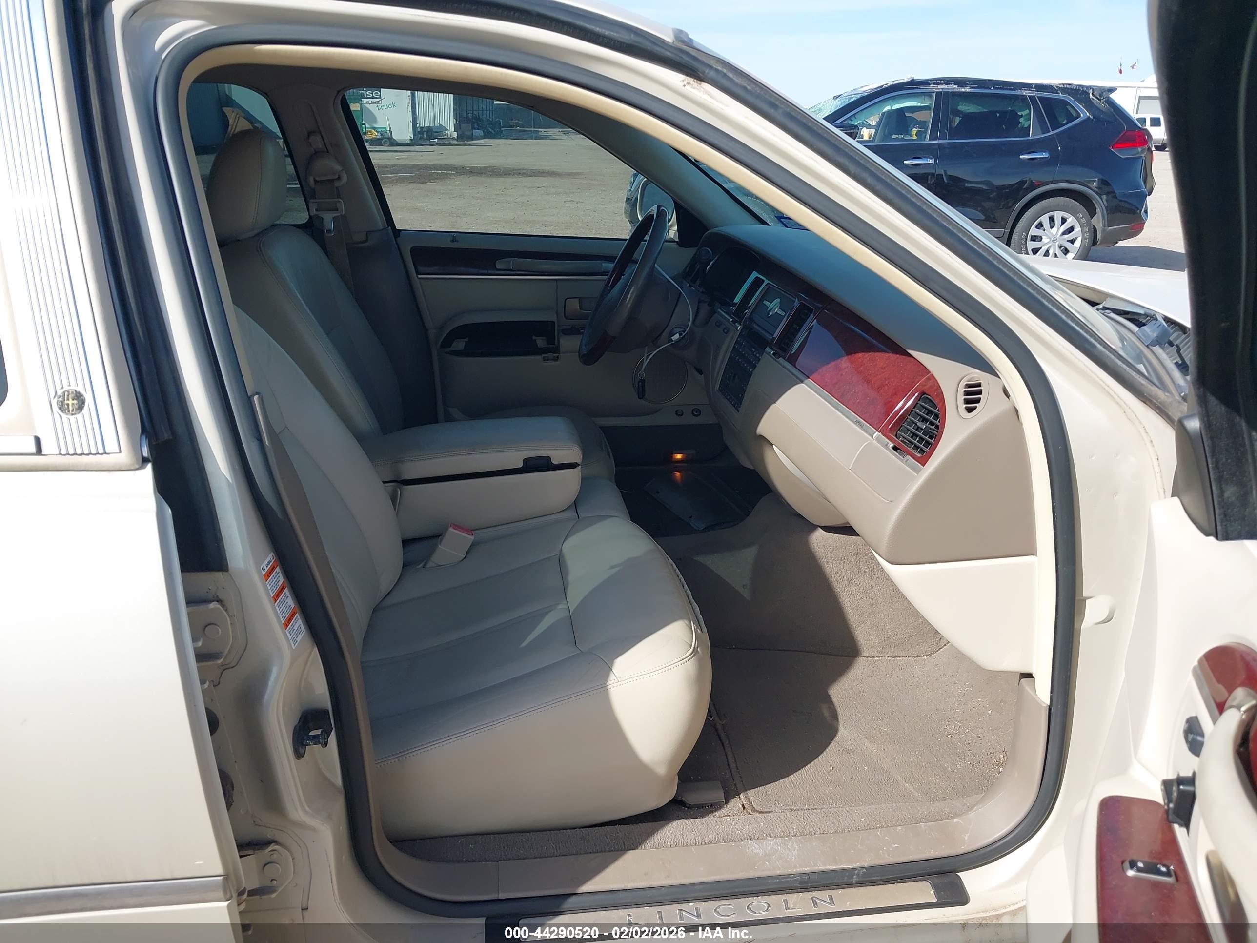 LINCOLN TOWN image 5