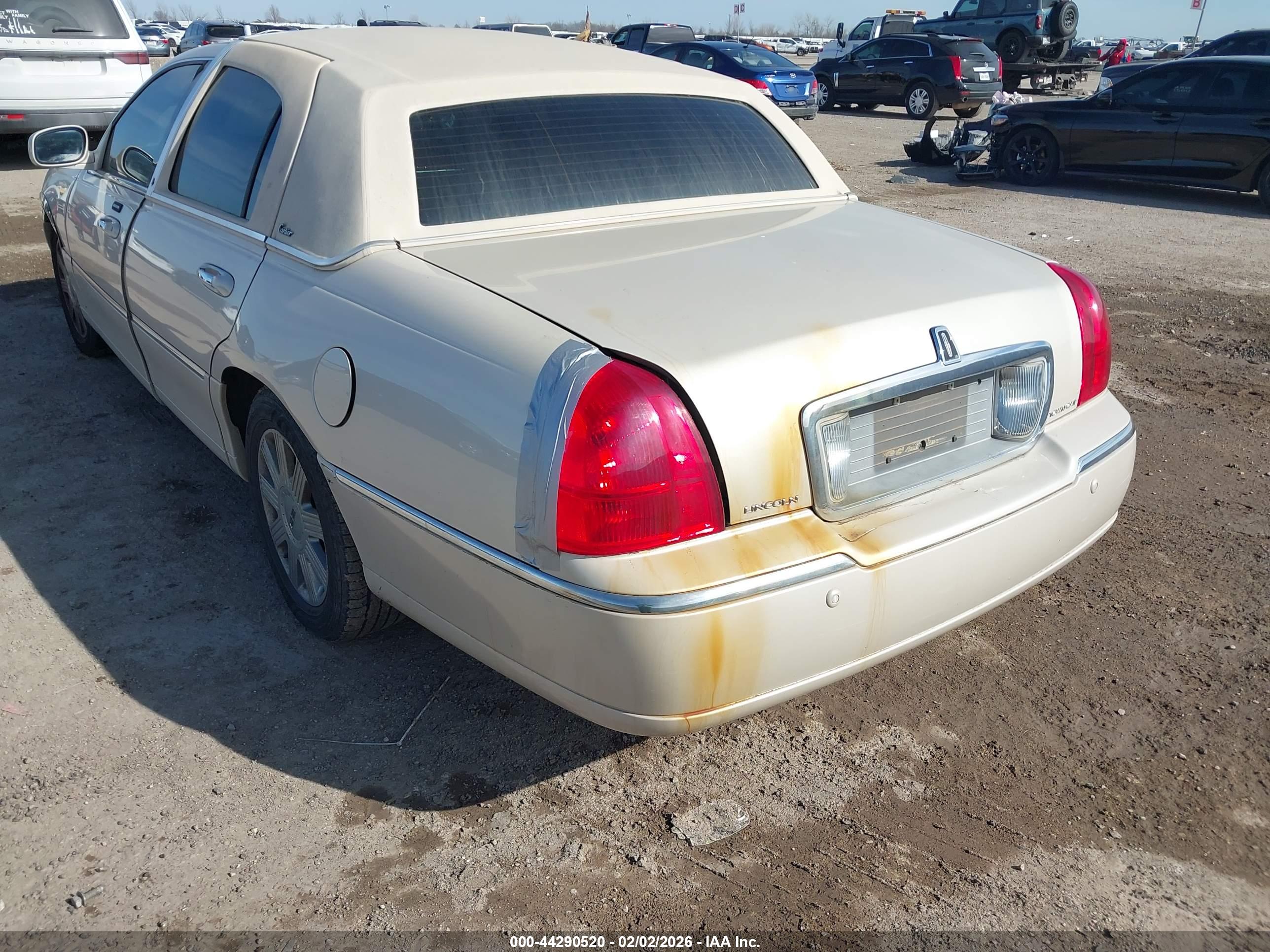 LINCOLN TOWN image 6