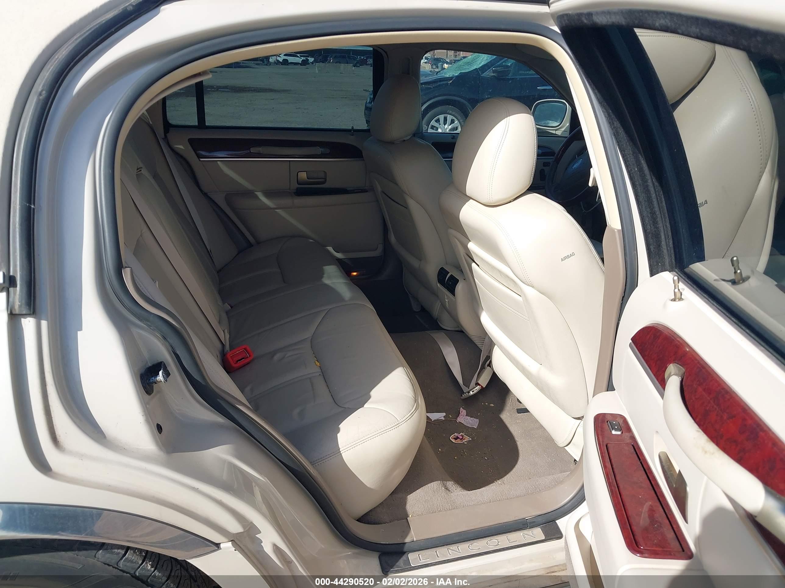 LINCOLN TOWN image 8