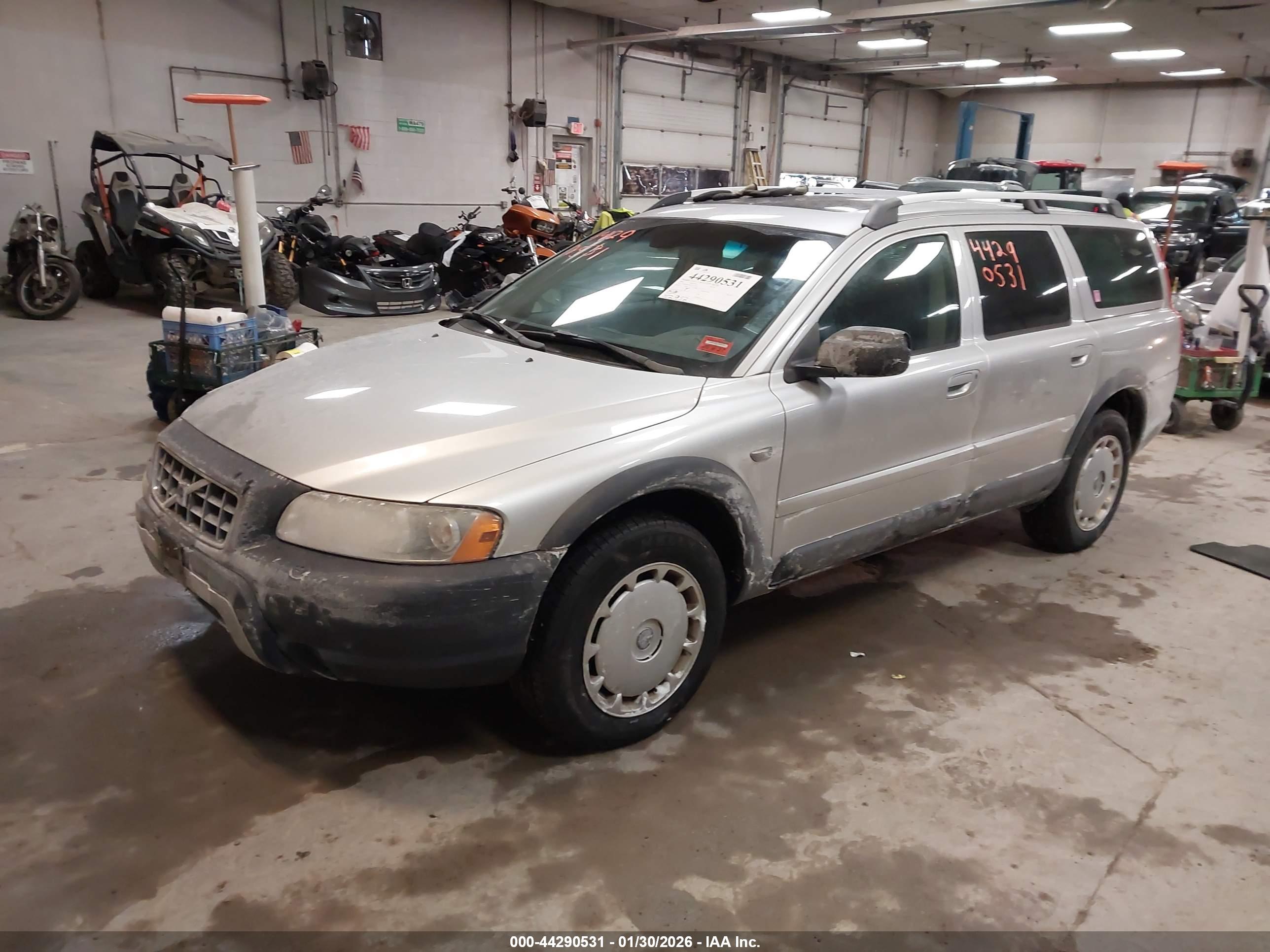 VOLVO XC70 image 2