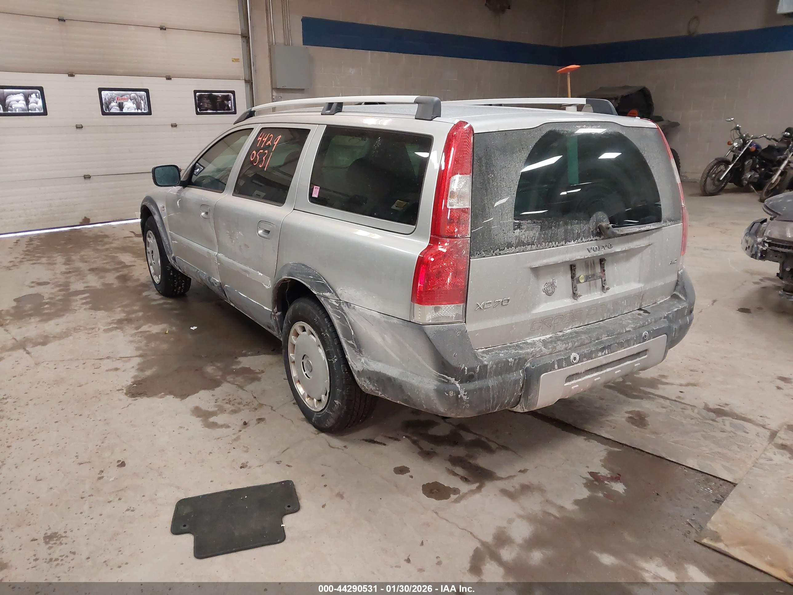 VOLVO XC70 image 3