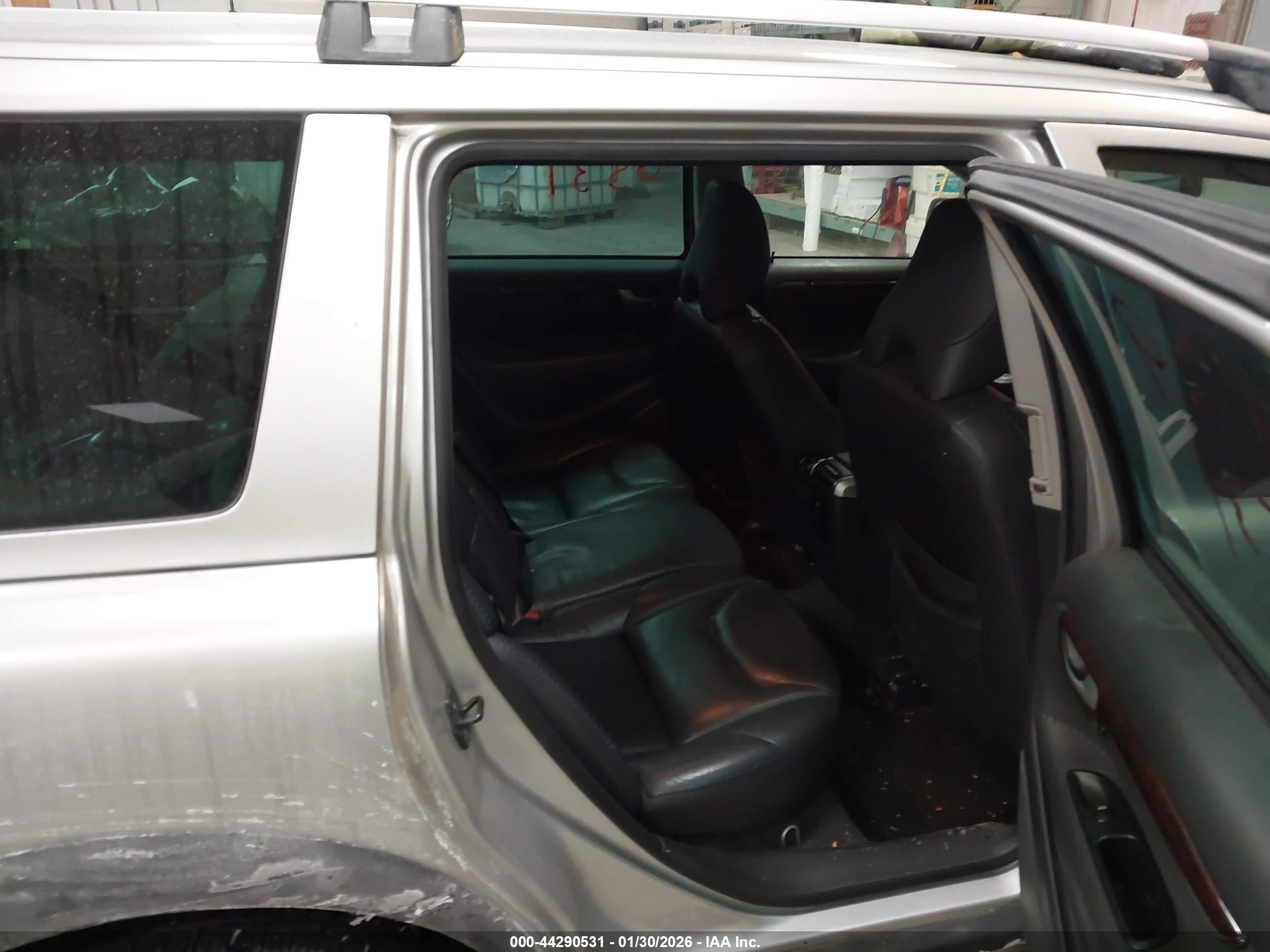 VOLVO XC70 image 8