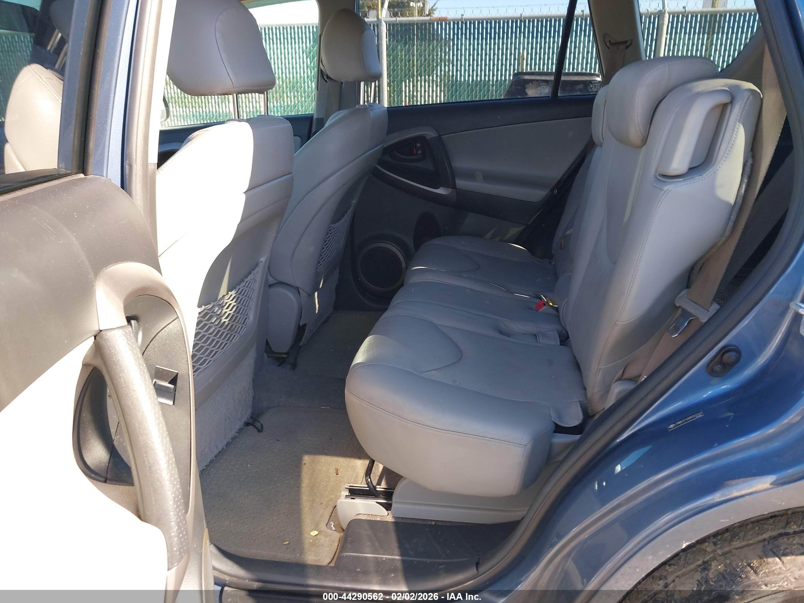 TOYOTA RAV4 image 8