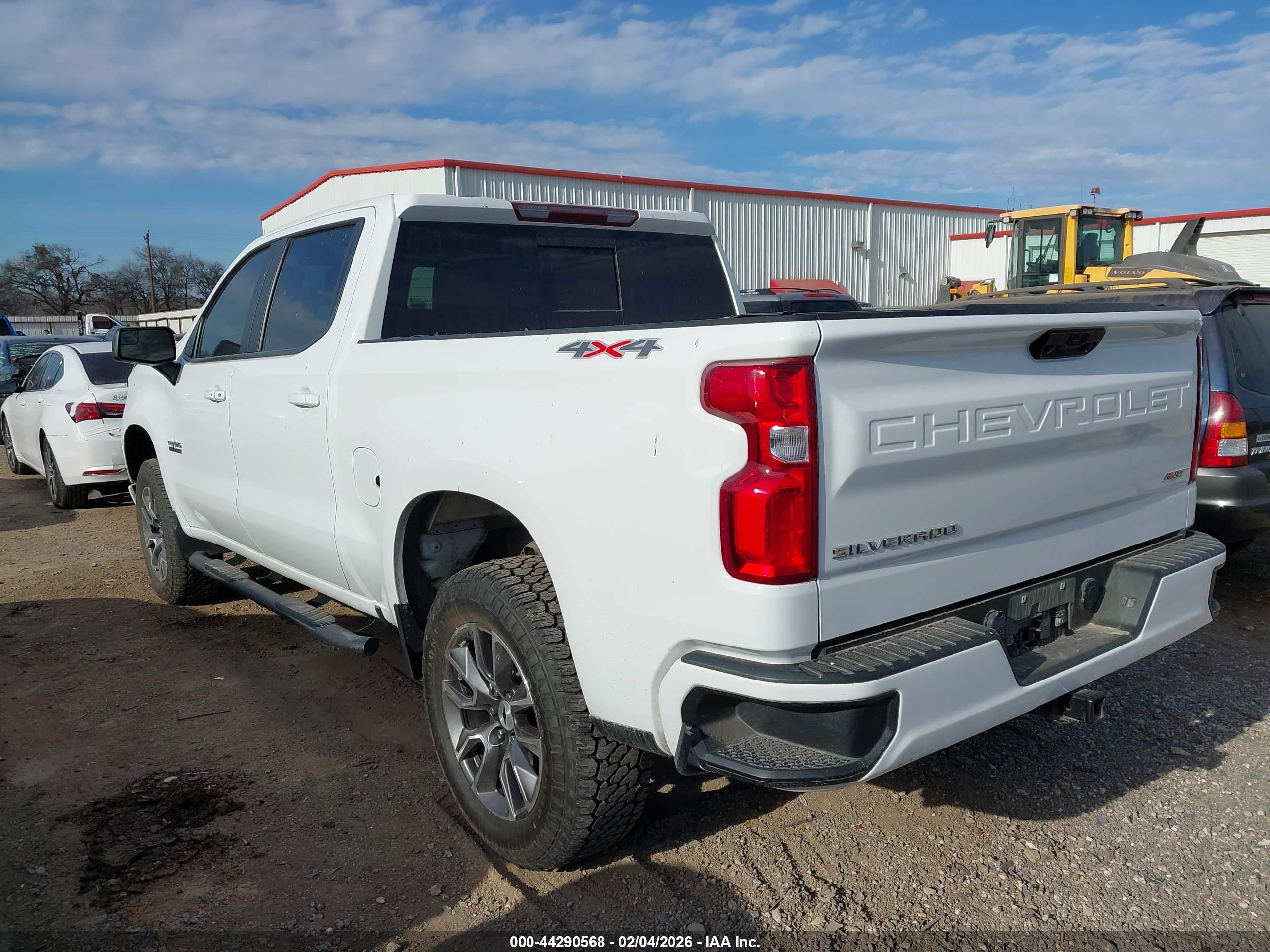 CHEVROLET SILVERADO image 3
