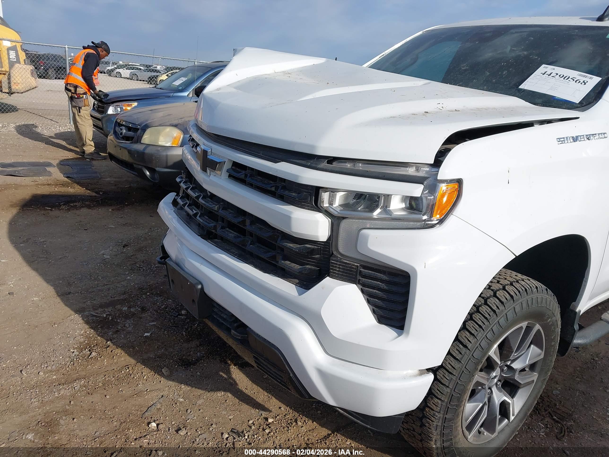 CHEVROLET SILVERADO image 6