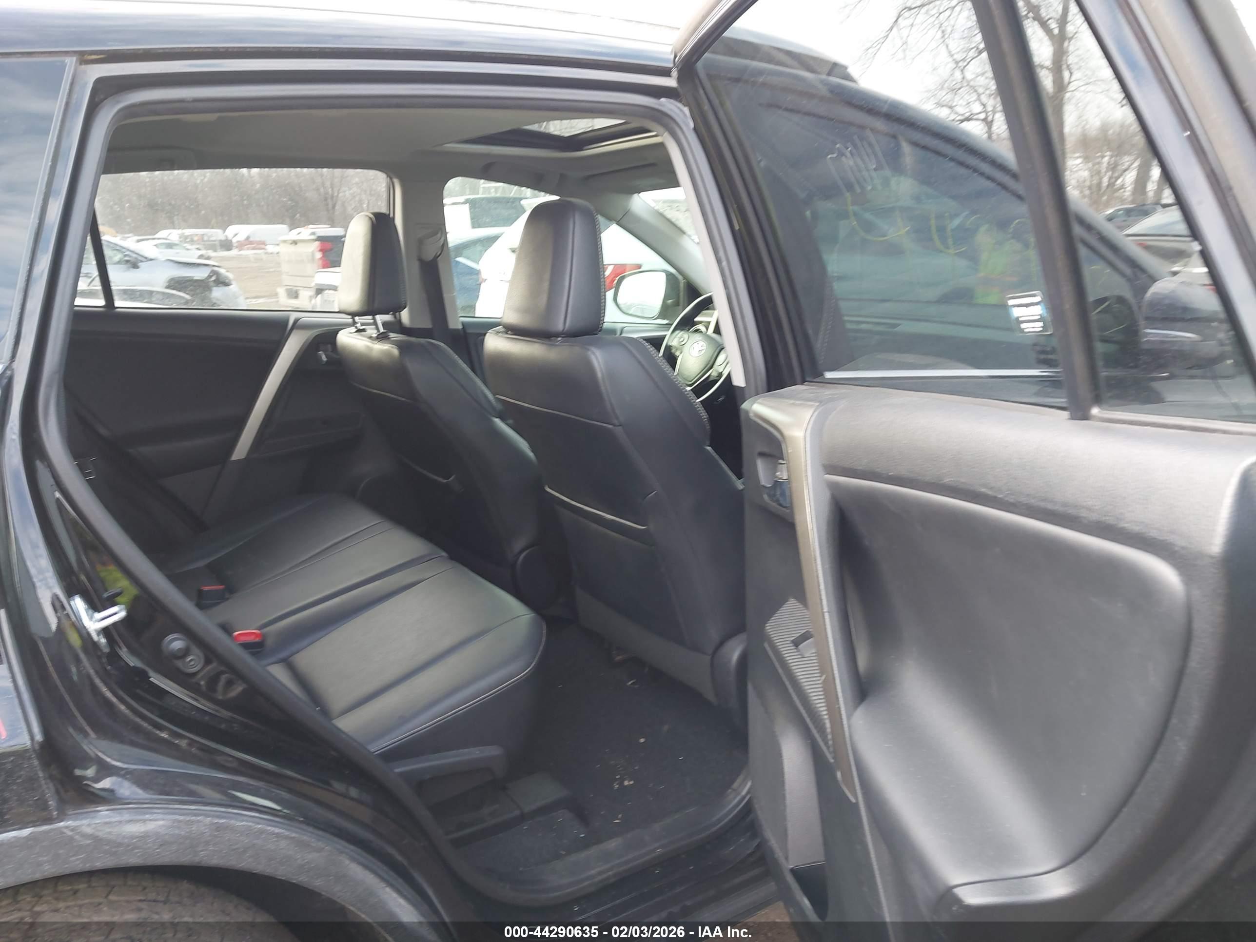 TOYOTA RAV4 image 8