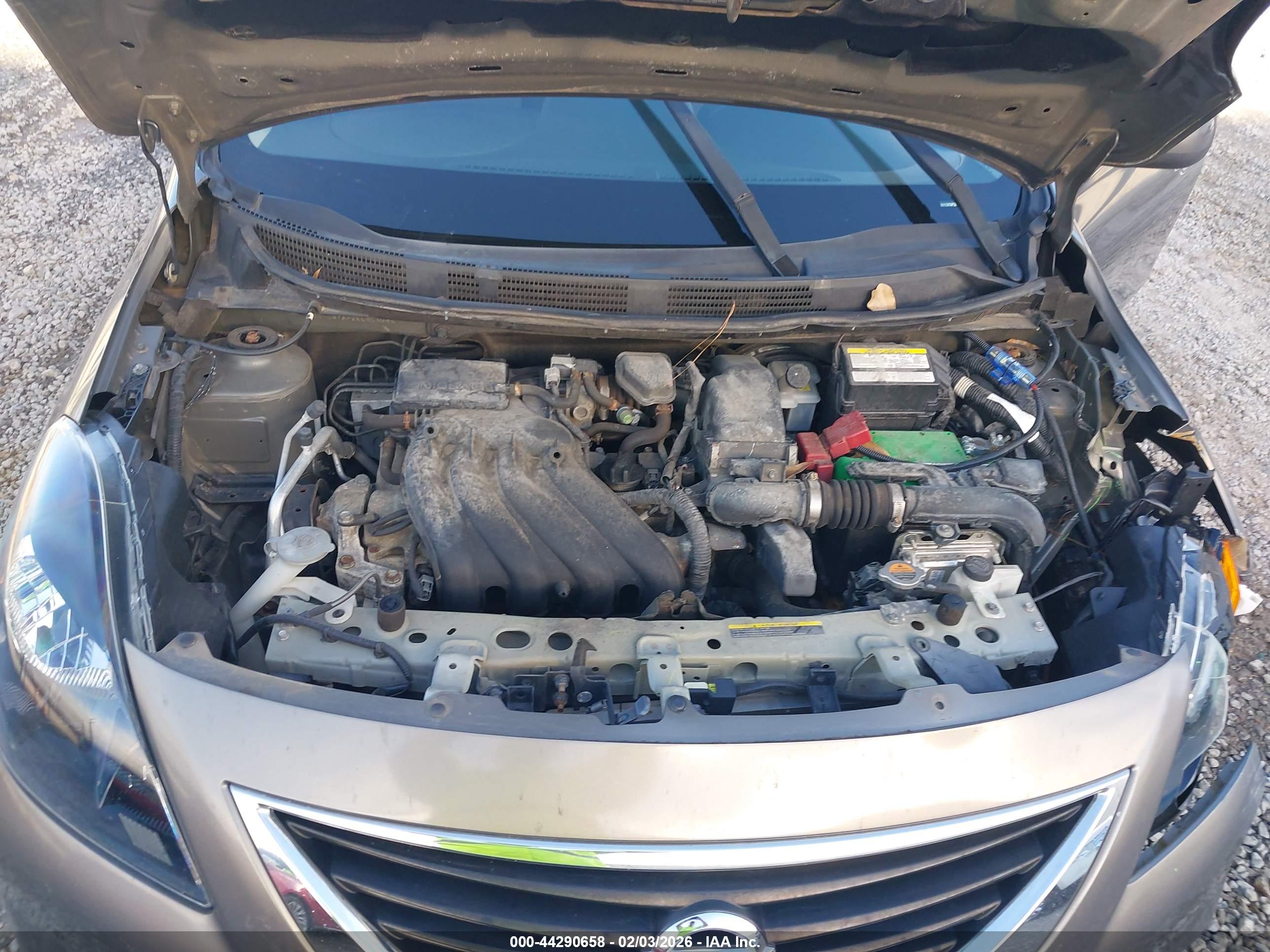 NISSAN VERSA image 10