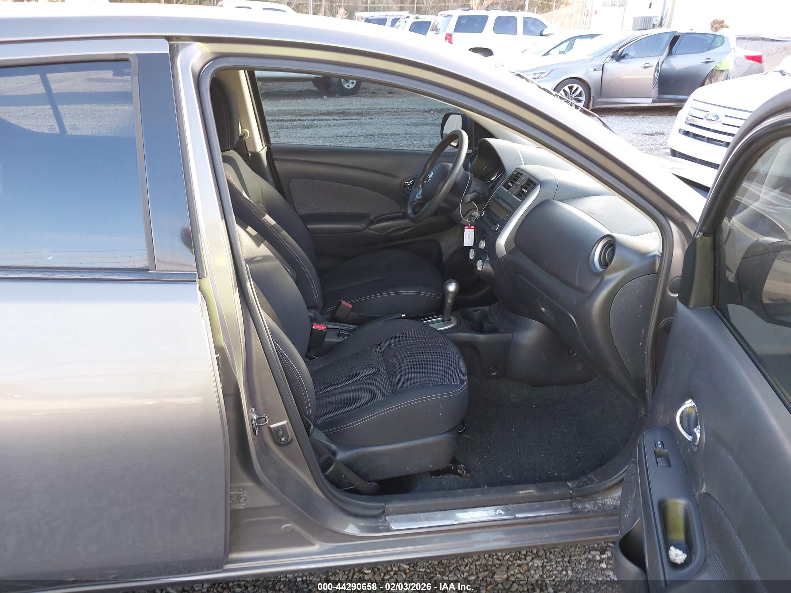 NISSAN VERSA image 5