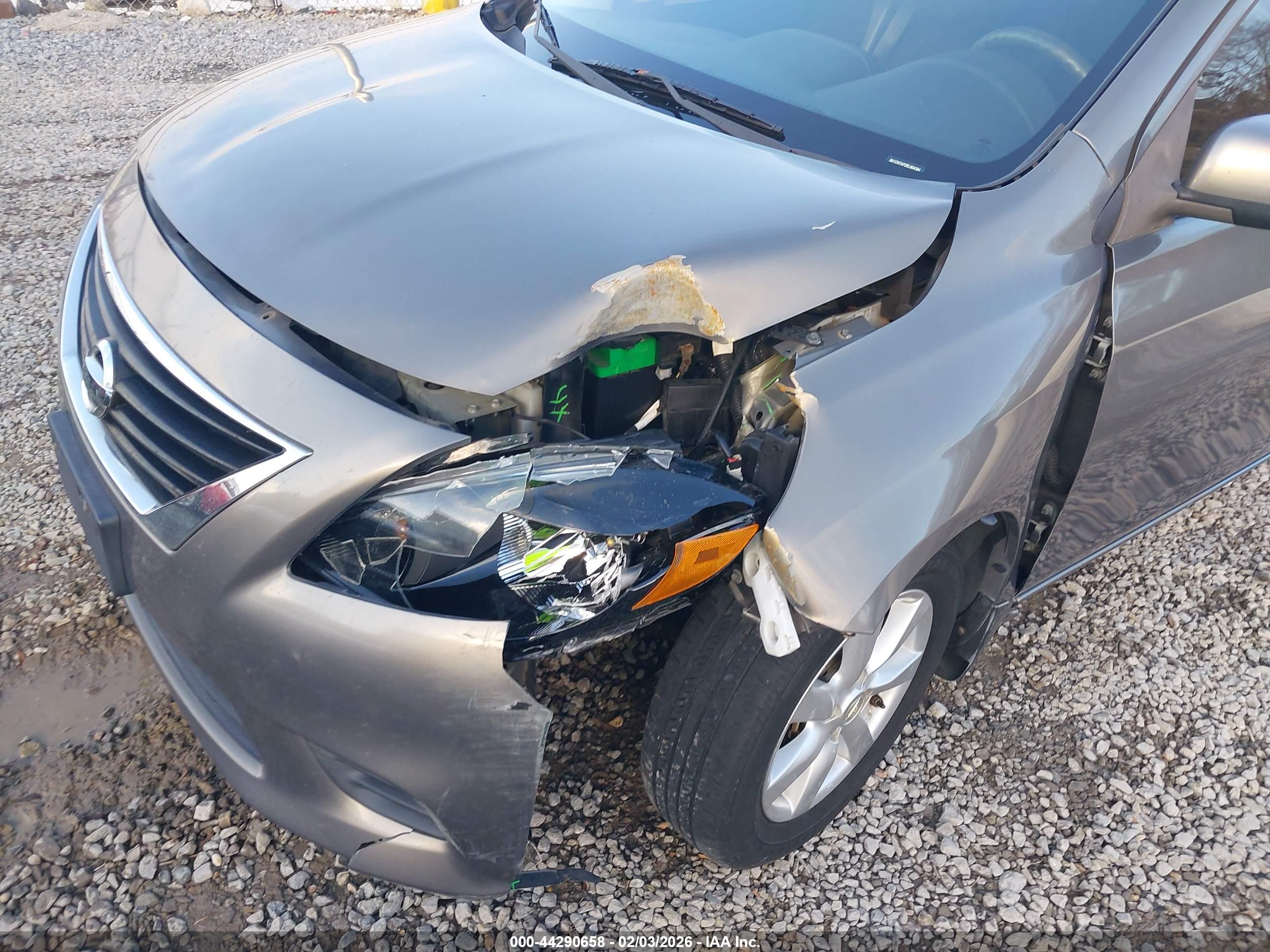 NISSAN VERSA image 6