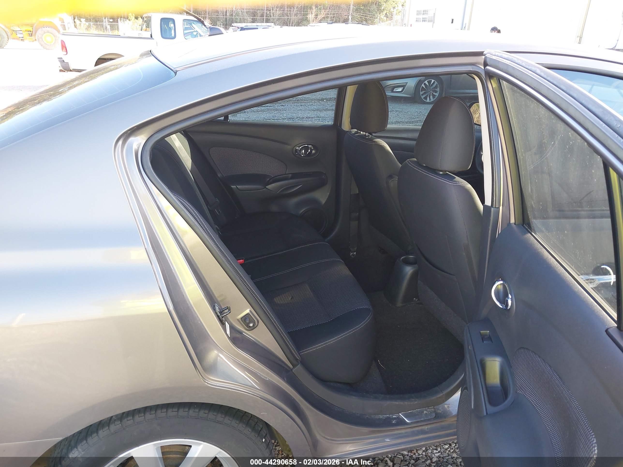 NISSAN VERSA image 8
