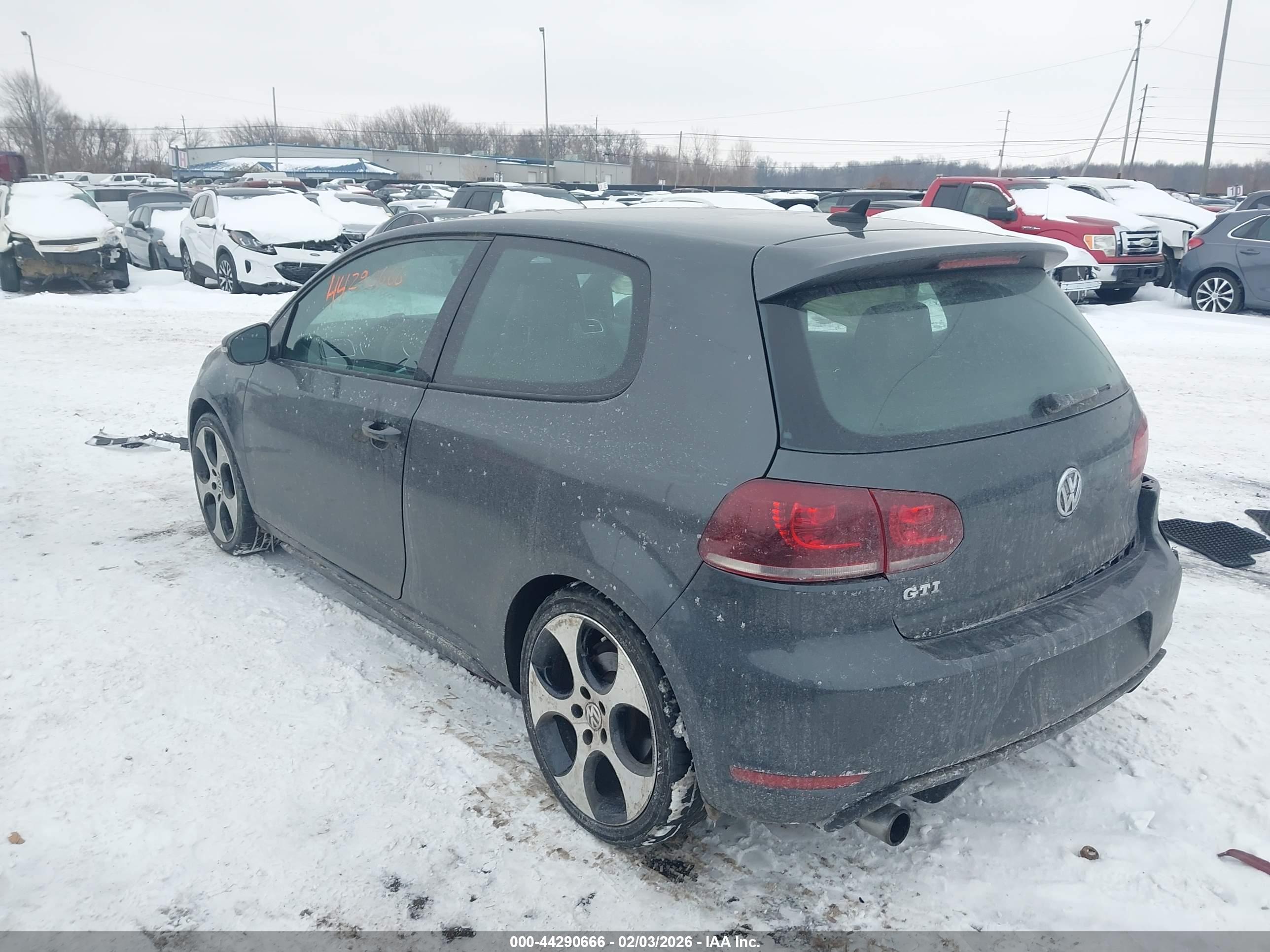 VOLKSWAGEN GTI image 3