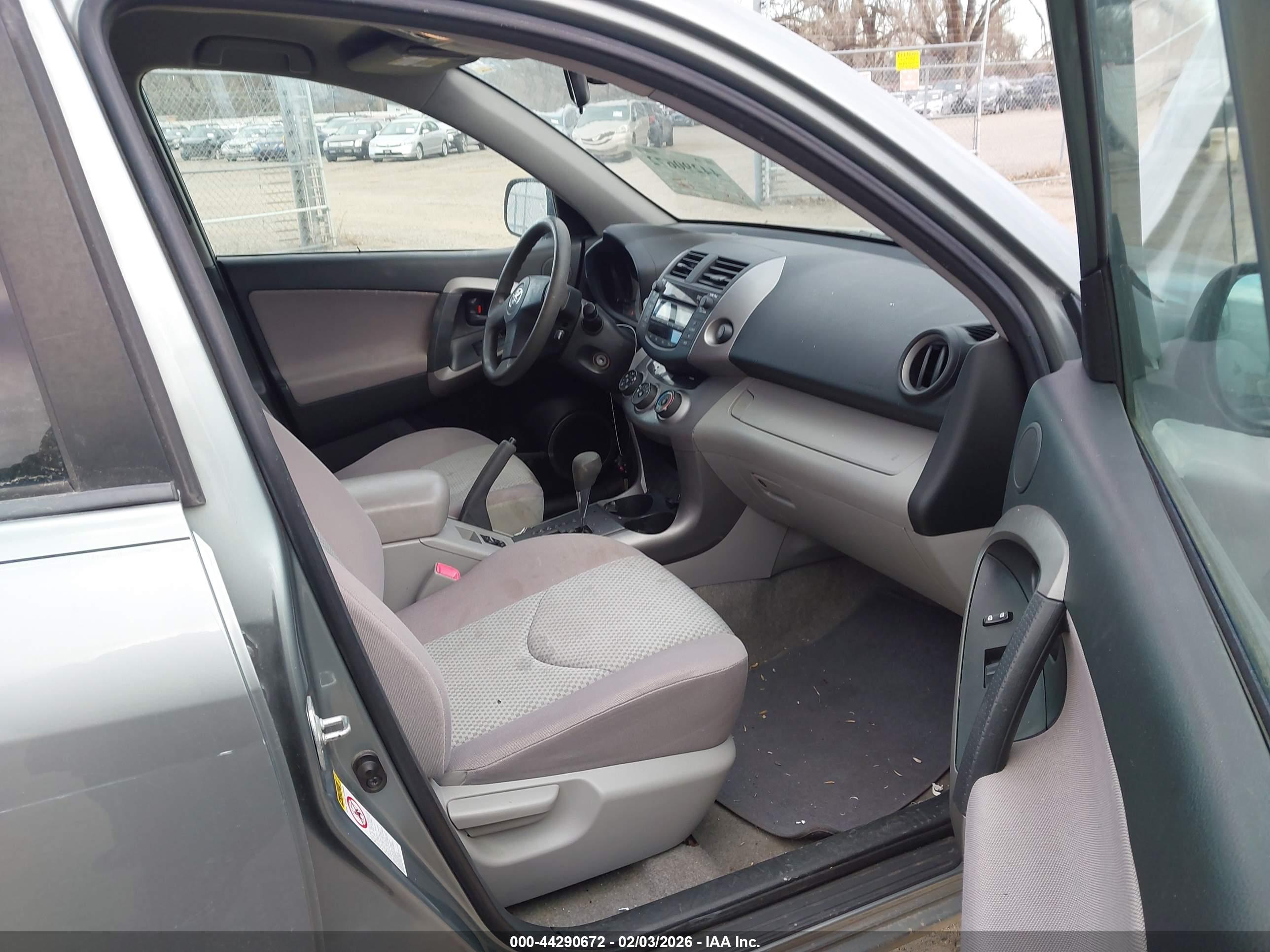 TOYOTA RAV4 image 5
