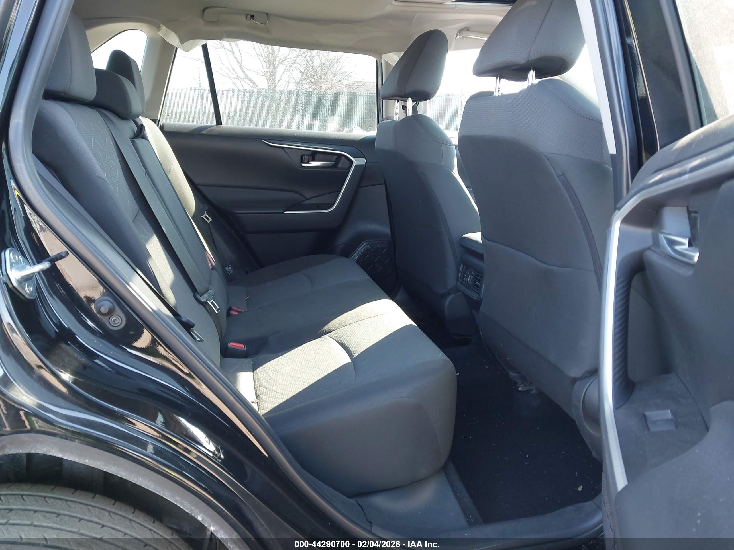 TOYOTA RAV4 image 8